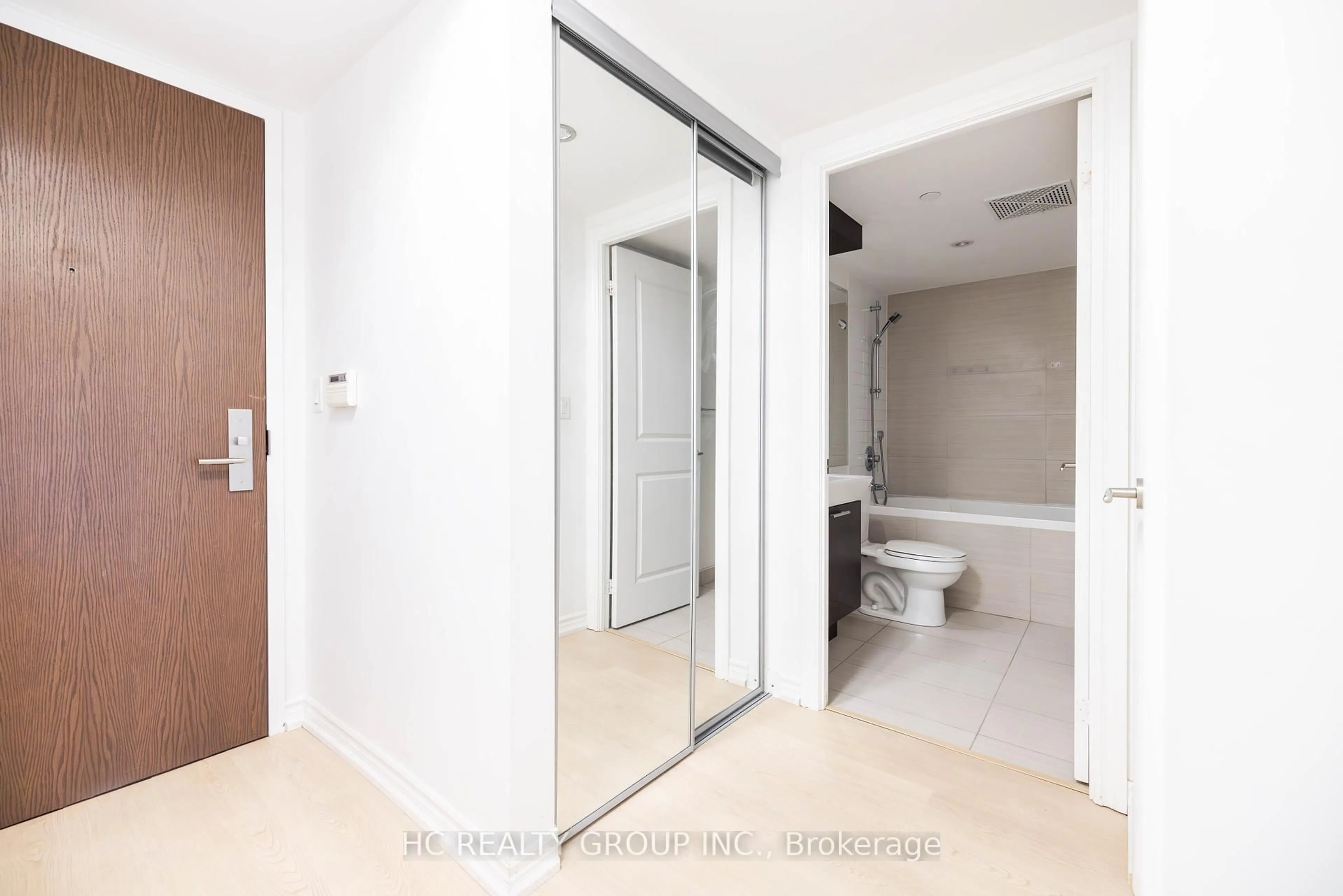 Standard bathroom, floor is not visible for 386 Yonge St #819, Toronto Ontario M5B 0A5