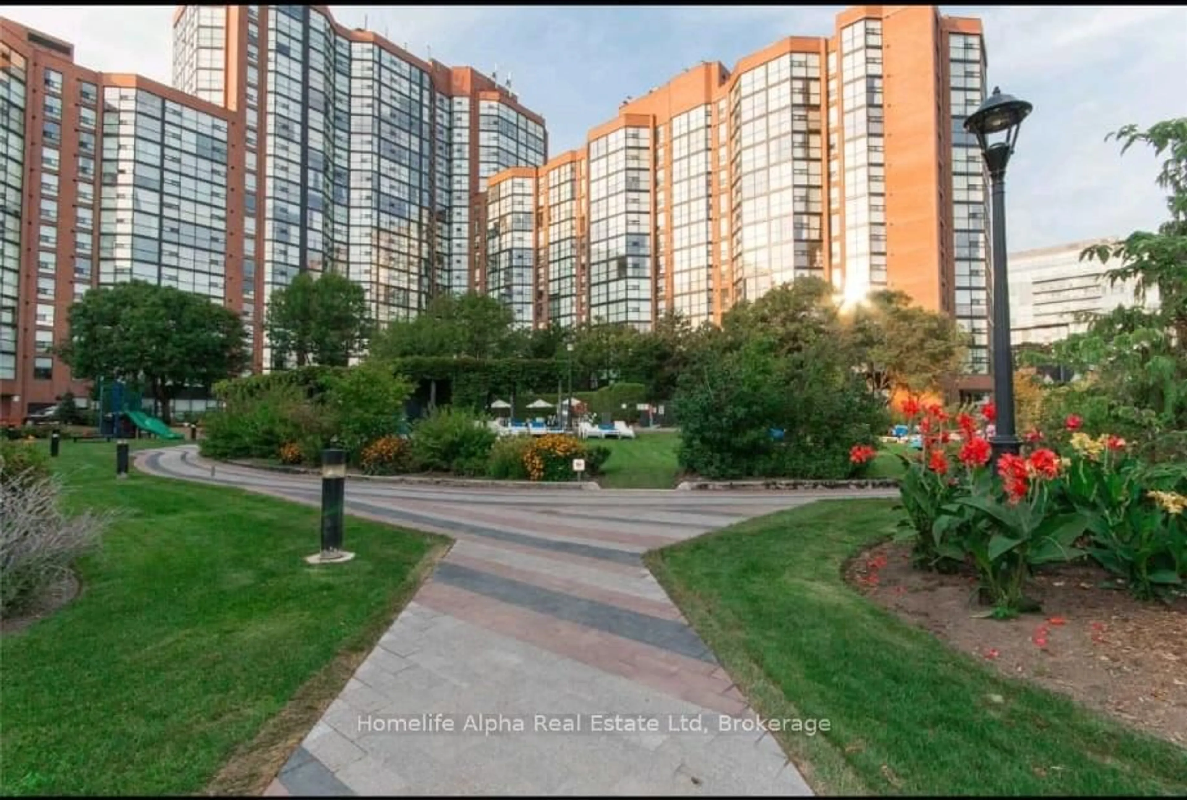 A pic from outside/outdoor area/front of a property/back of a property/a pic from drone, street for 725 King St #604, Toronto Ontario M5V 2W9