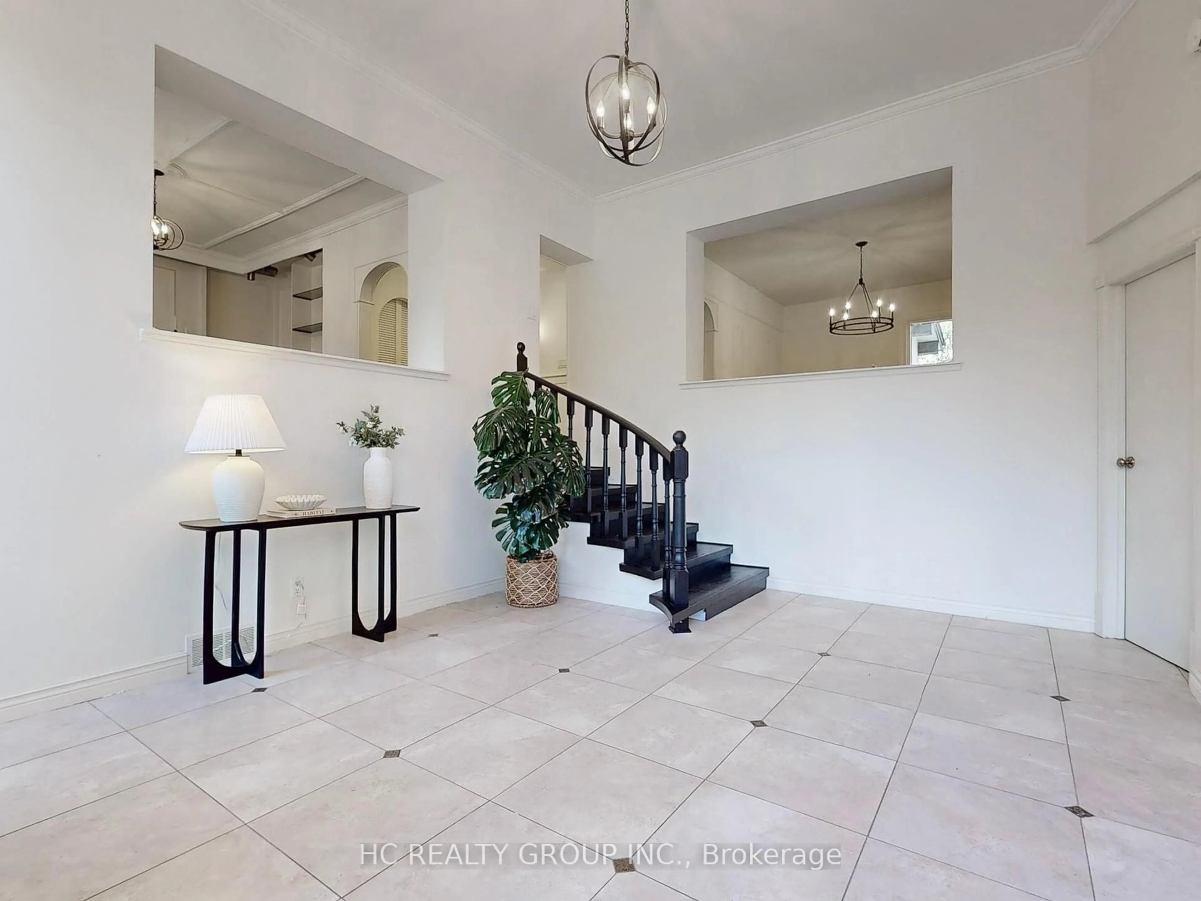 Indoor foyer for 124 Lawrence Ave, Toronto Ontario M4N 1S8