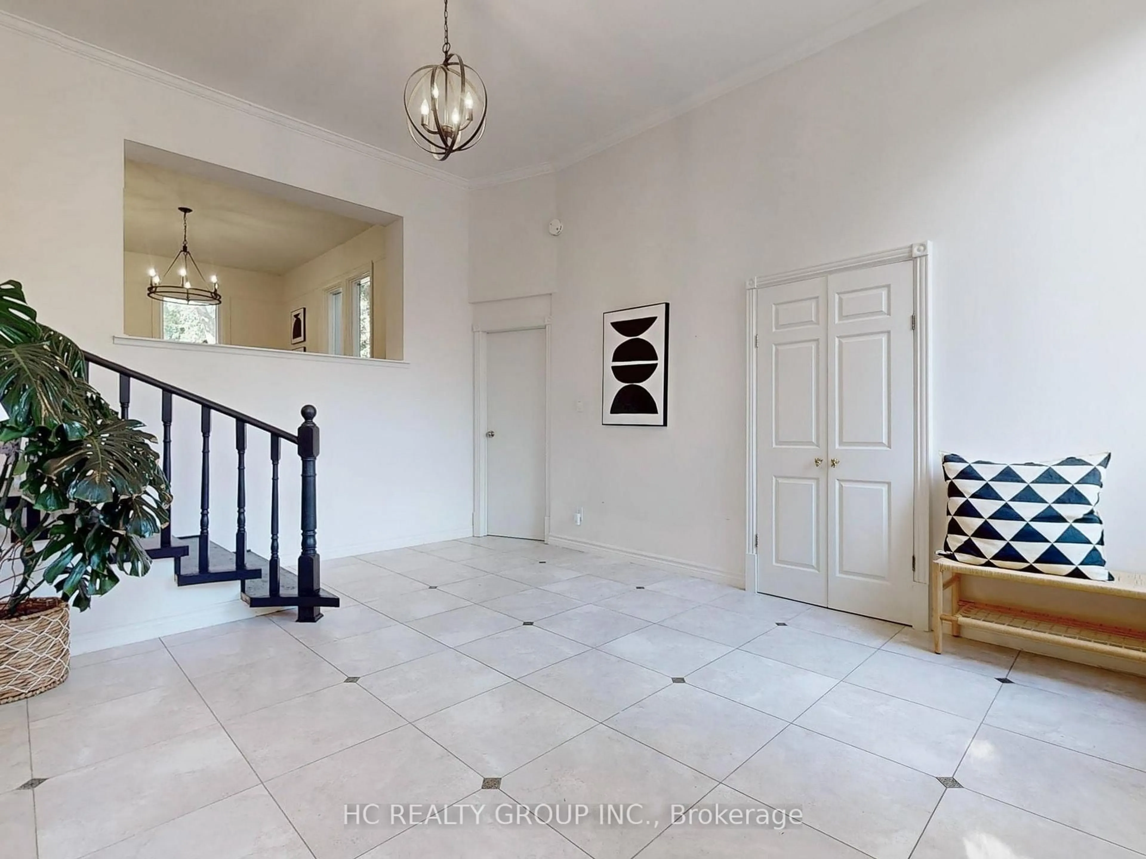 Indoor entryway for 124 Lawrence Ave, Toronto Ontario M4N 1S8