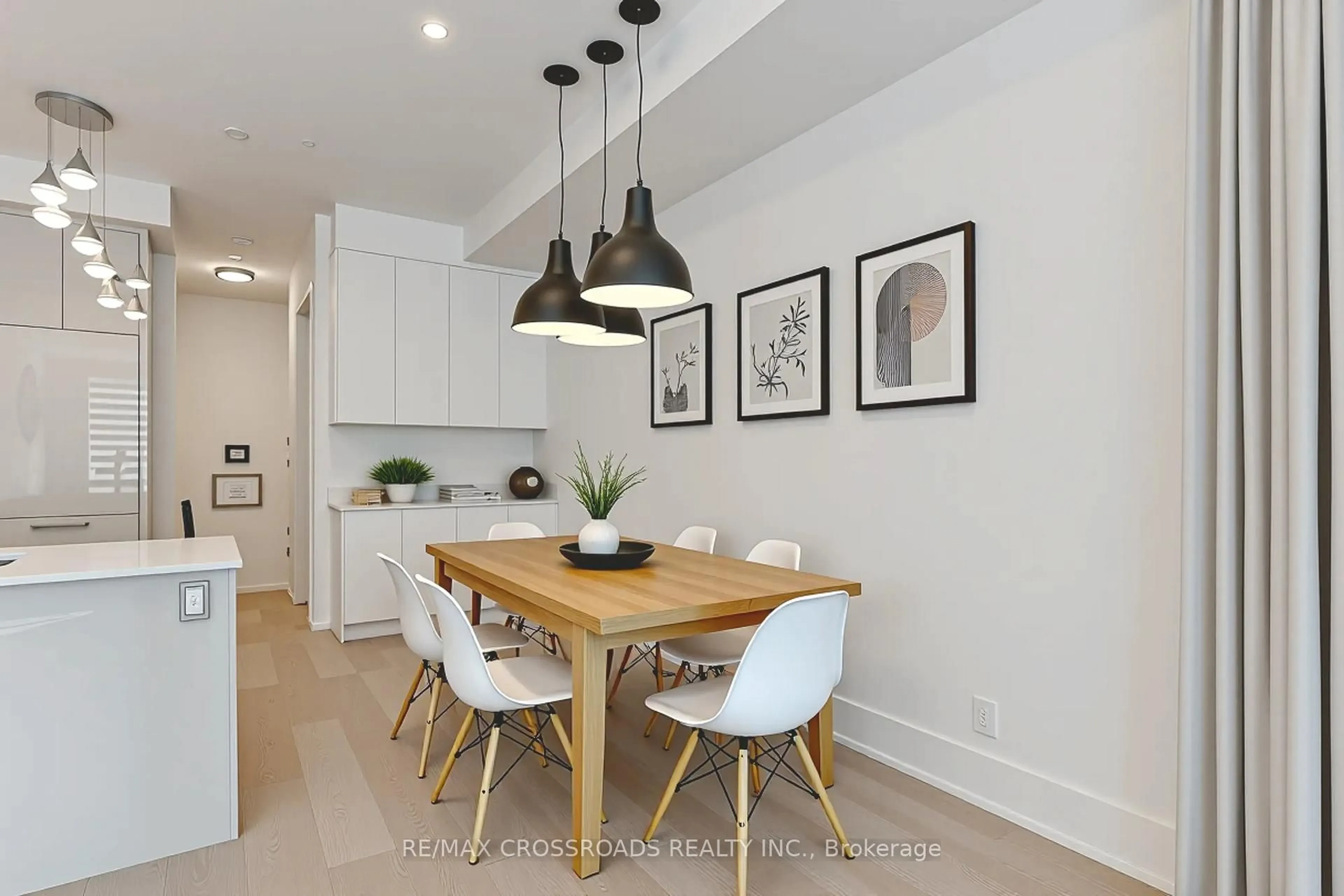 Dining room, wood/laminate floor for 270 Davenport Rd #TH3, Toronto Ontario M5R 0C1