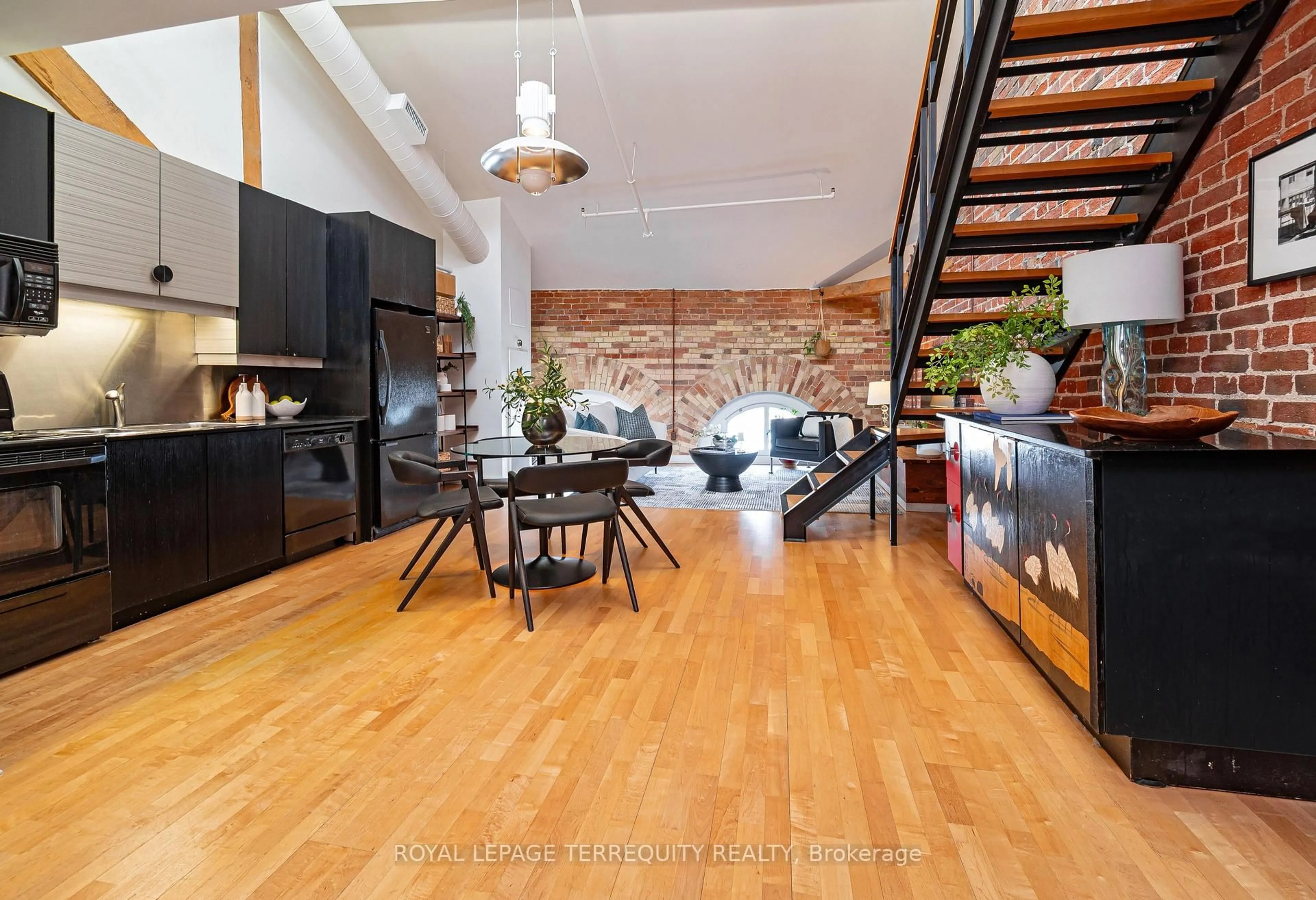 Open concept kitchen, wood/laminate floor for 81 Front St #409, Toronto Ontario M5E 1Z7
