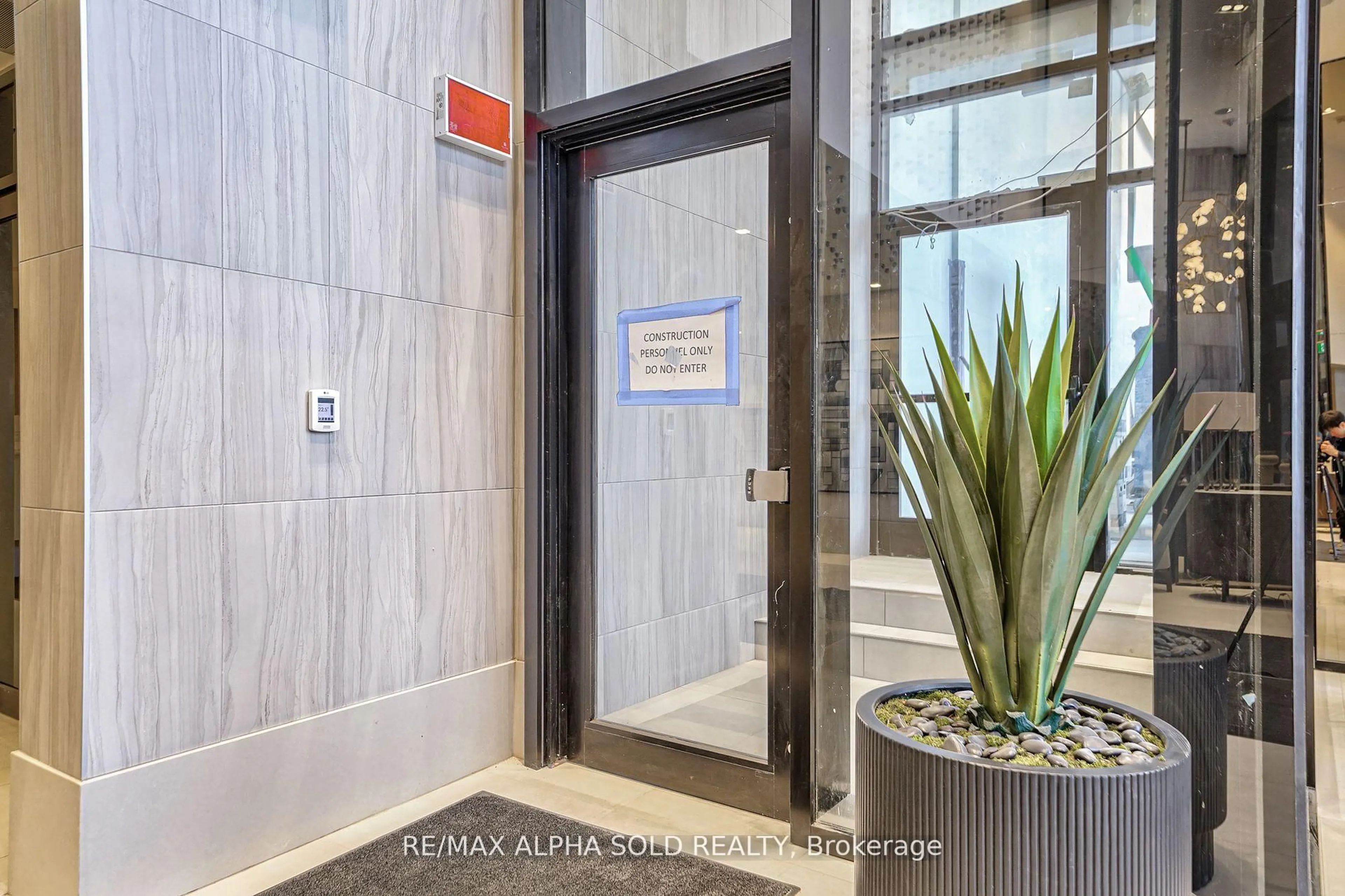 Indoor foyer for 2020 Bathurst St #1108, Toronto Ontario L5P 0A6