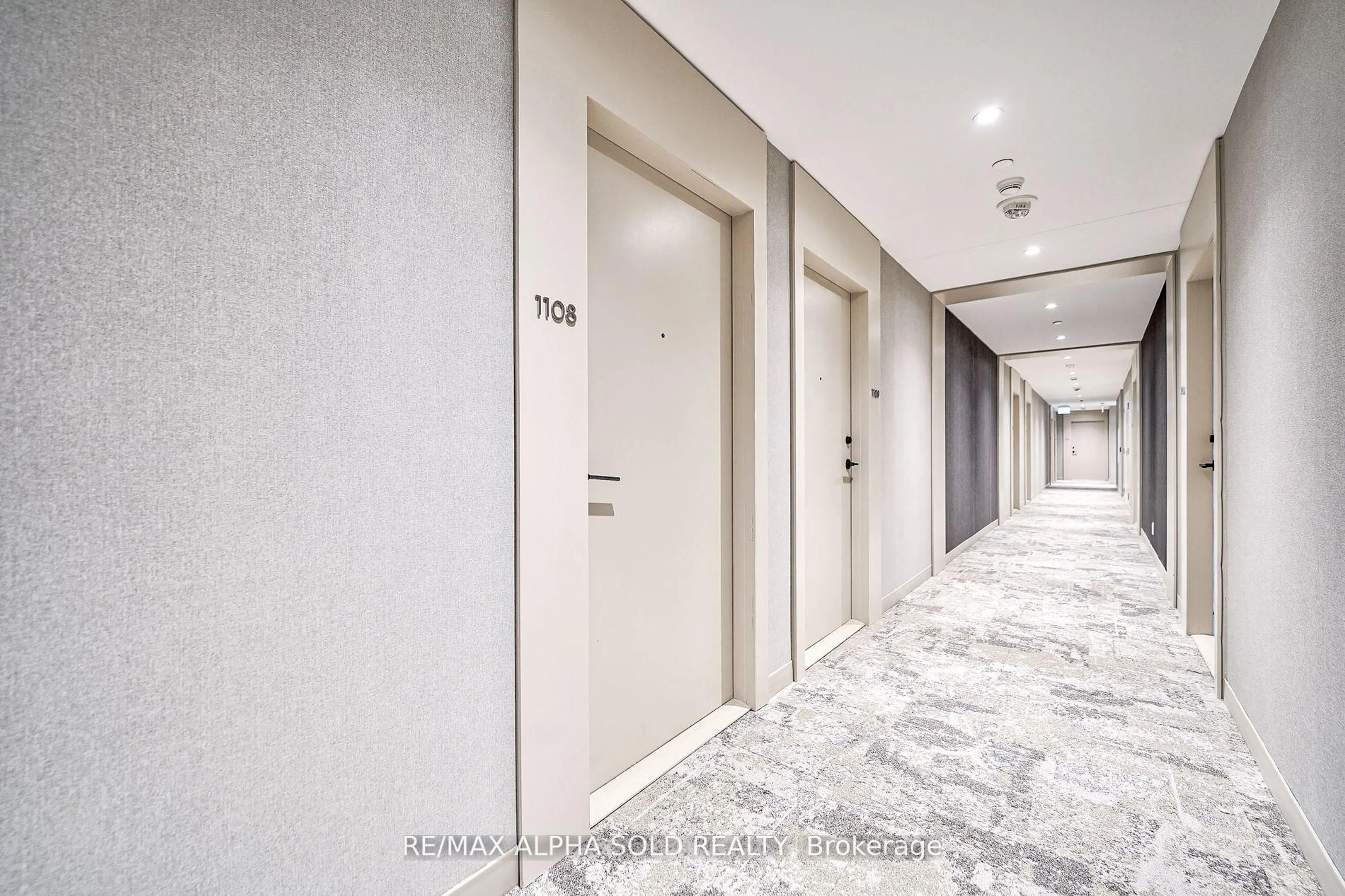 Indoor foyer for 2020 Bathurst St #1108, Toronto Ontario L5P 0A6