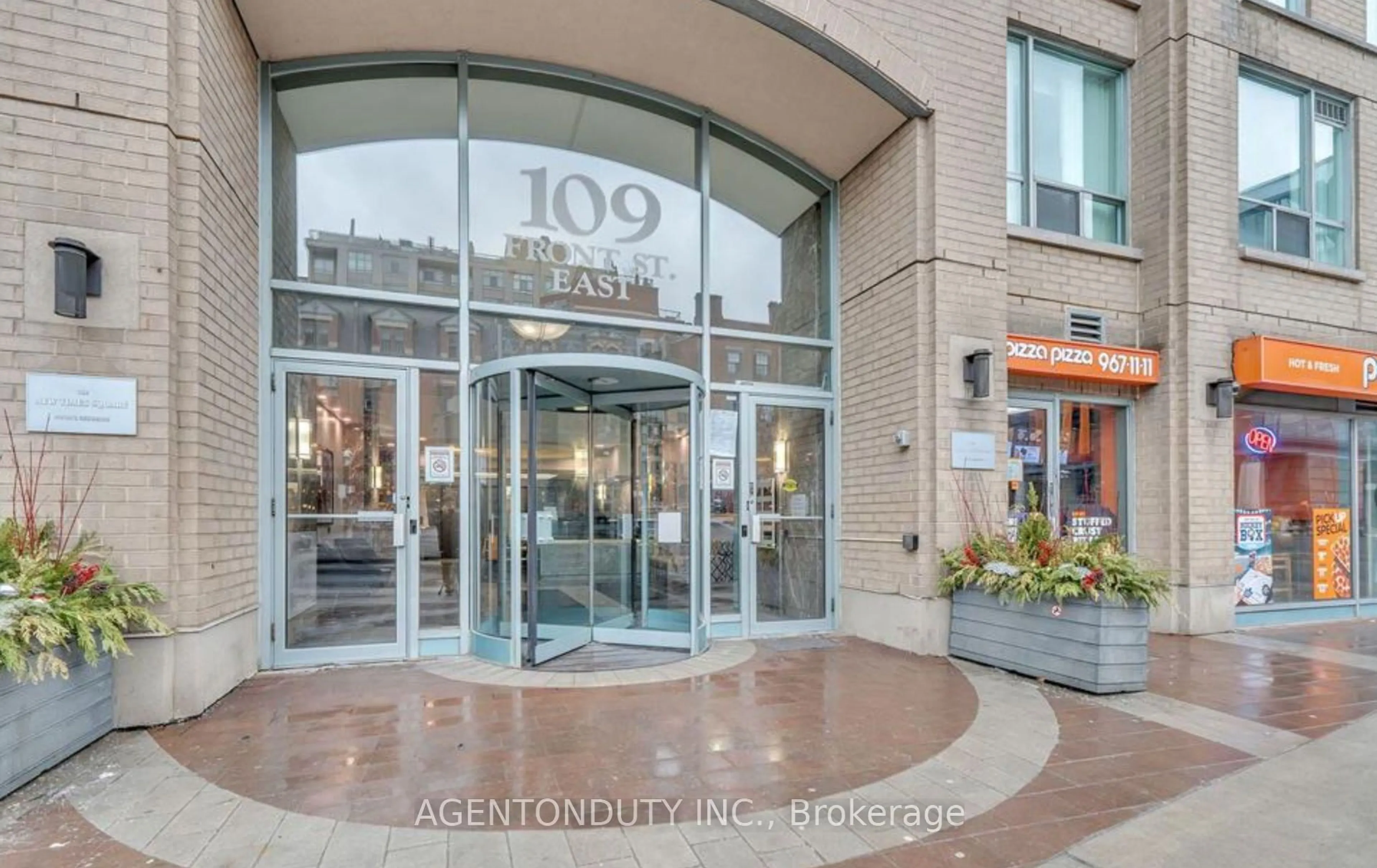 Indoor foyer for 109 Front St #1135, Toronto Ontario M5A 4P7