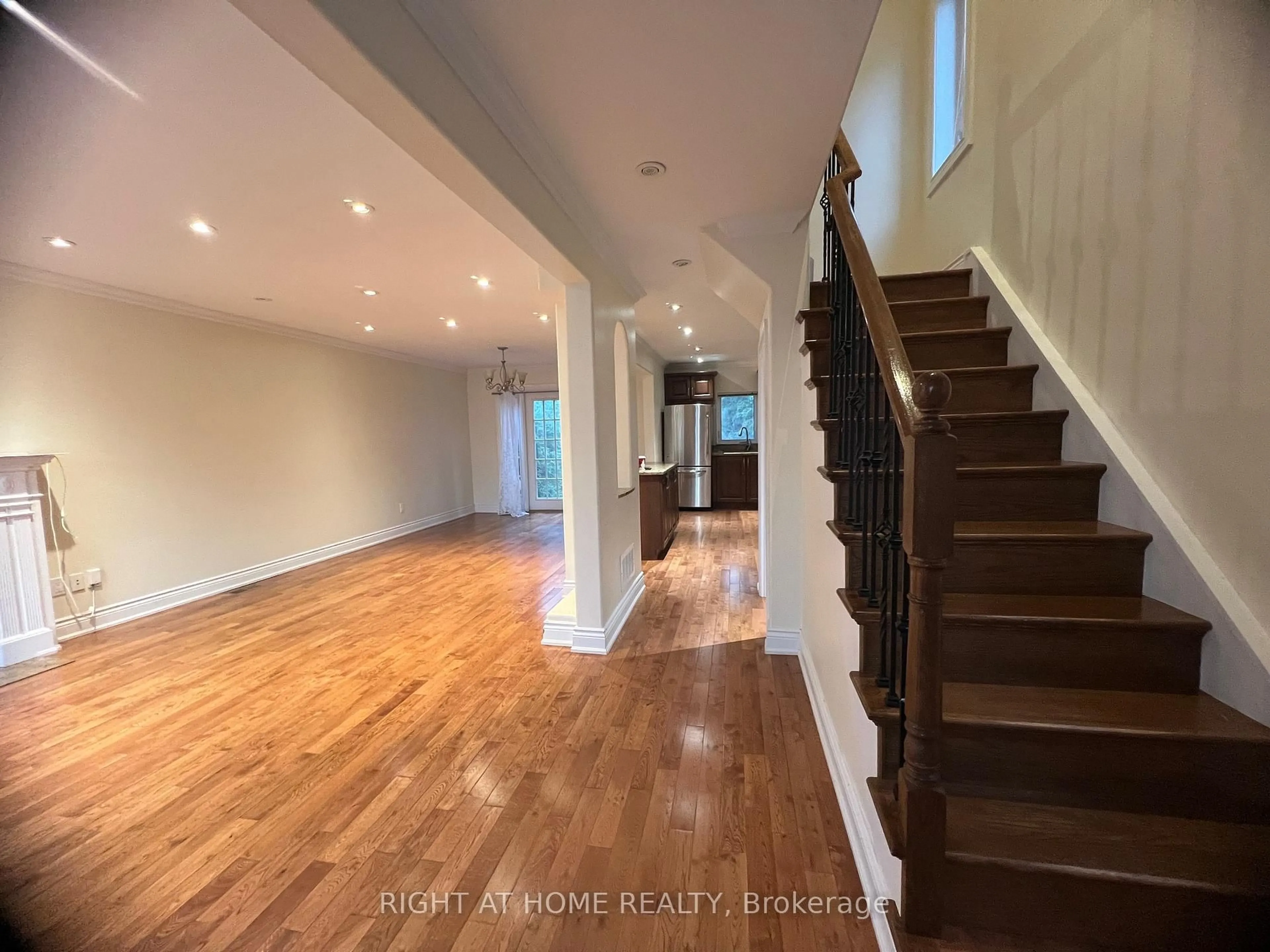 Indoor foyer for 2105 Avenue Rd, Toronto Ontario M5N 4A9