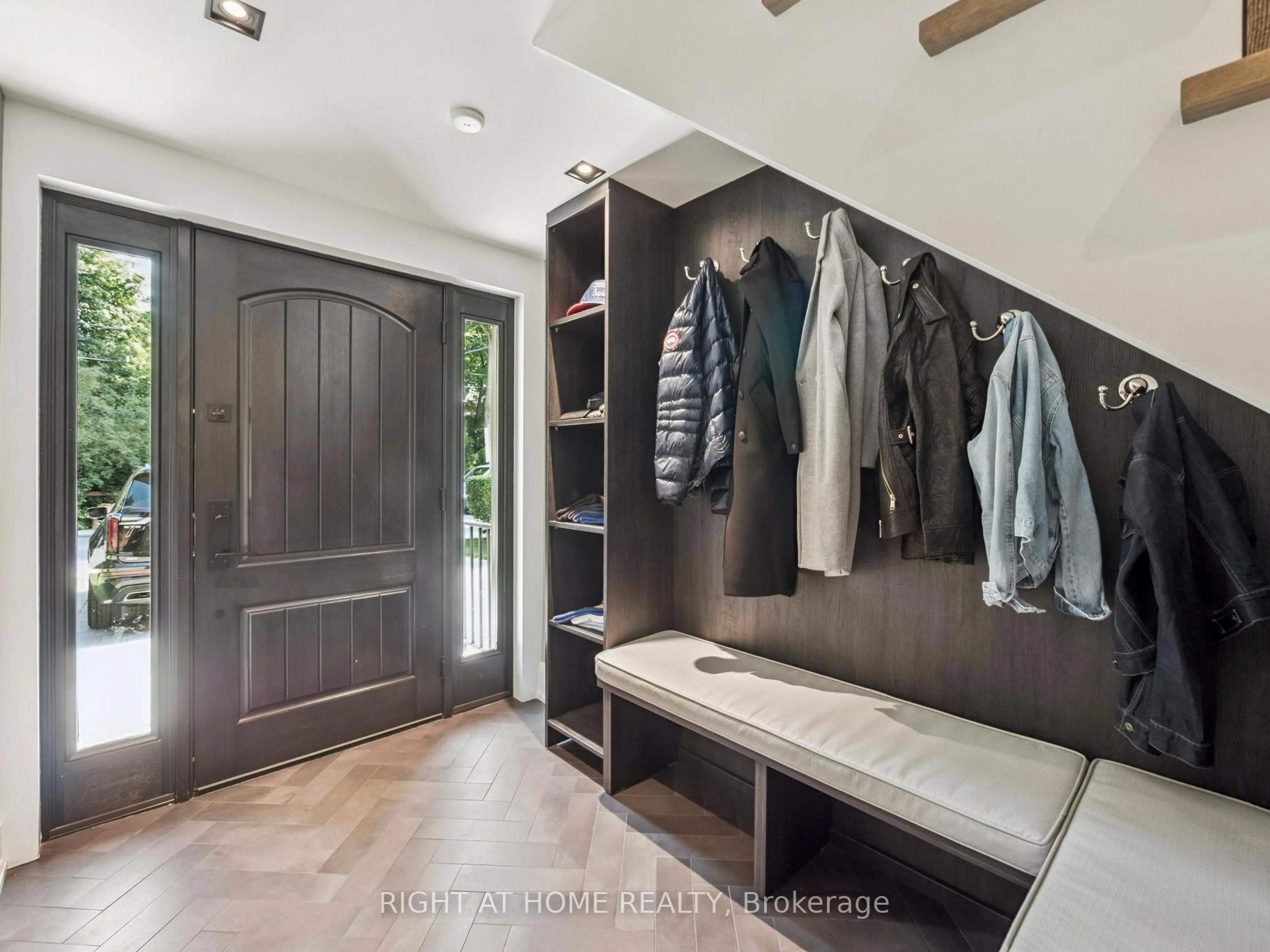 Indoor entryway for 12 Millbank Ave, Toronto Ontario M5P 1S3