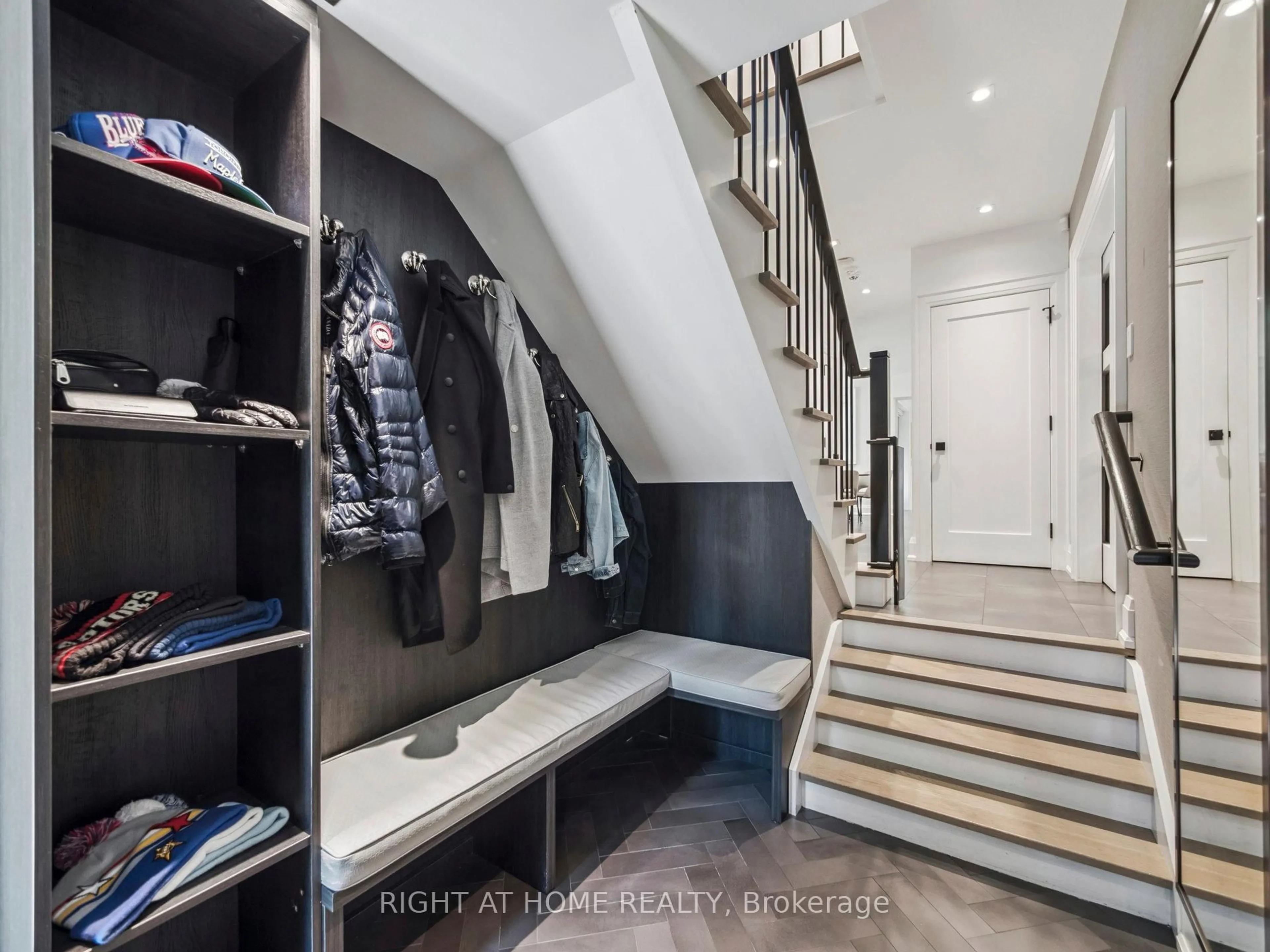 Indoor entryway for 12 Millbank Ave, Toronto Ontario M5P 1S3