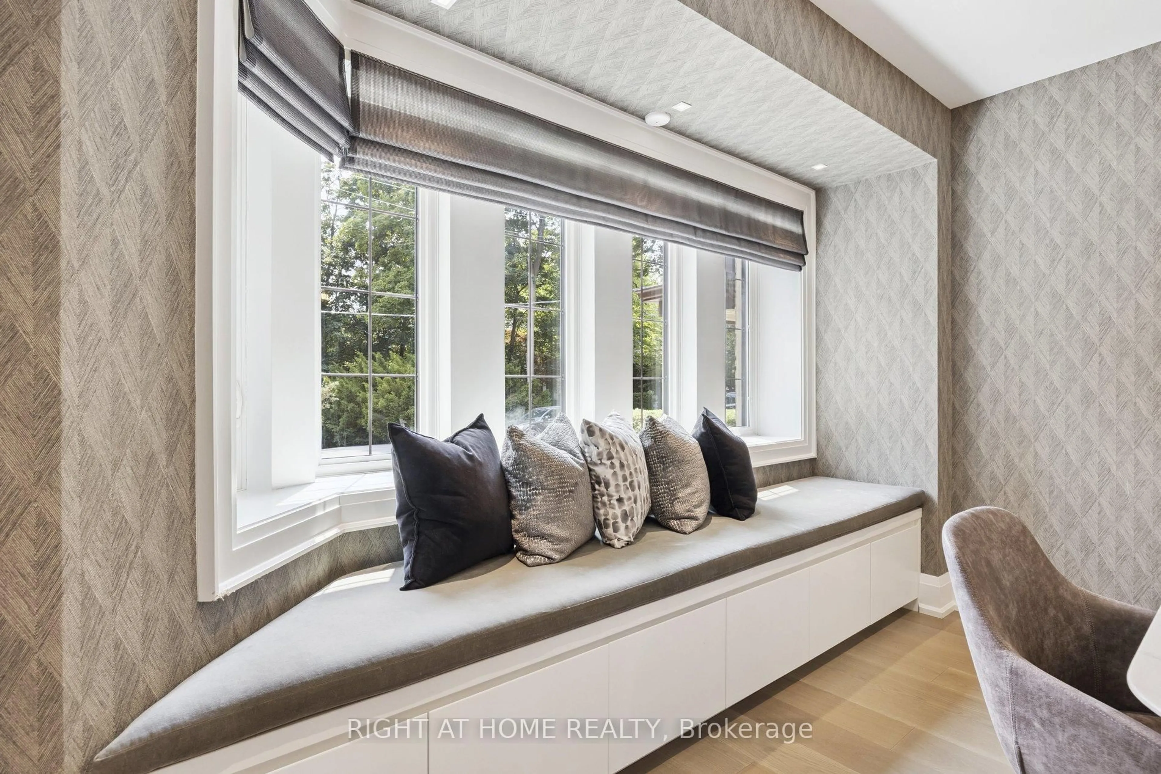 Indoor entryway for 12 Millbank Ave, Toronto Ontario M5P 1S3