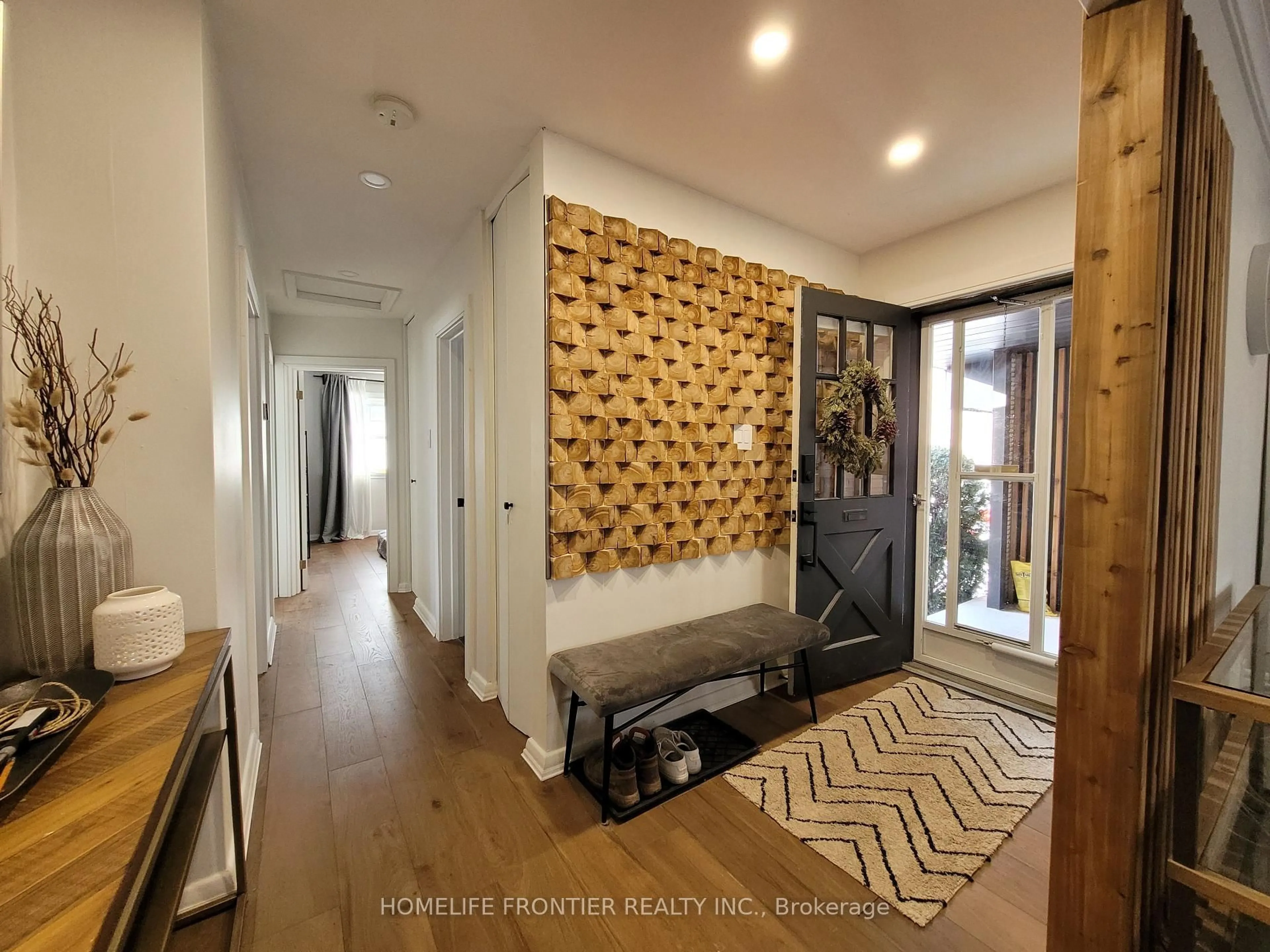 Indoor entryway for 26 Trophy Dr, Toronto Ontario M4A 1L8