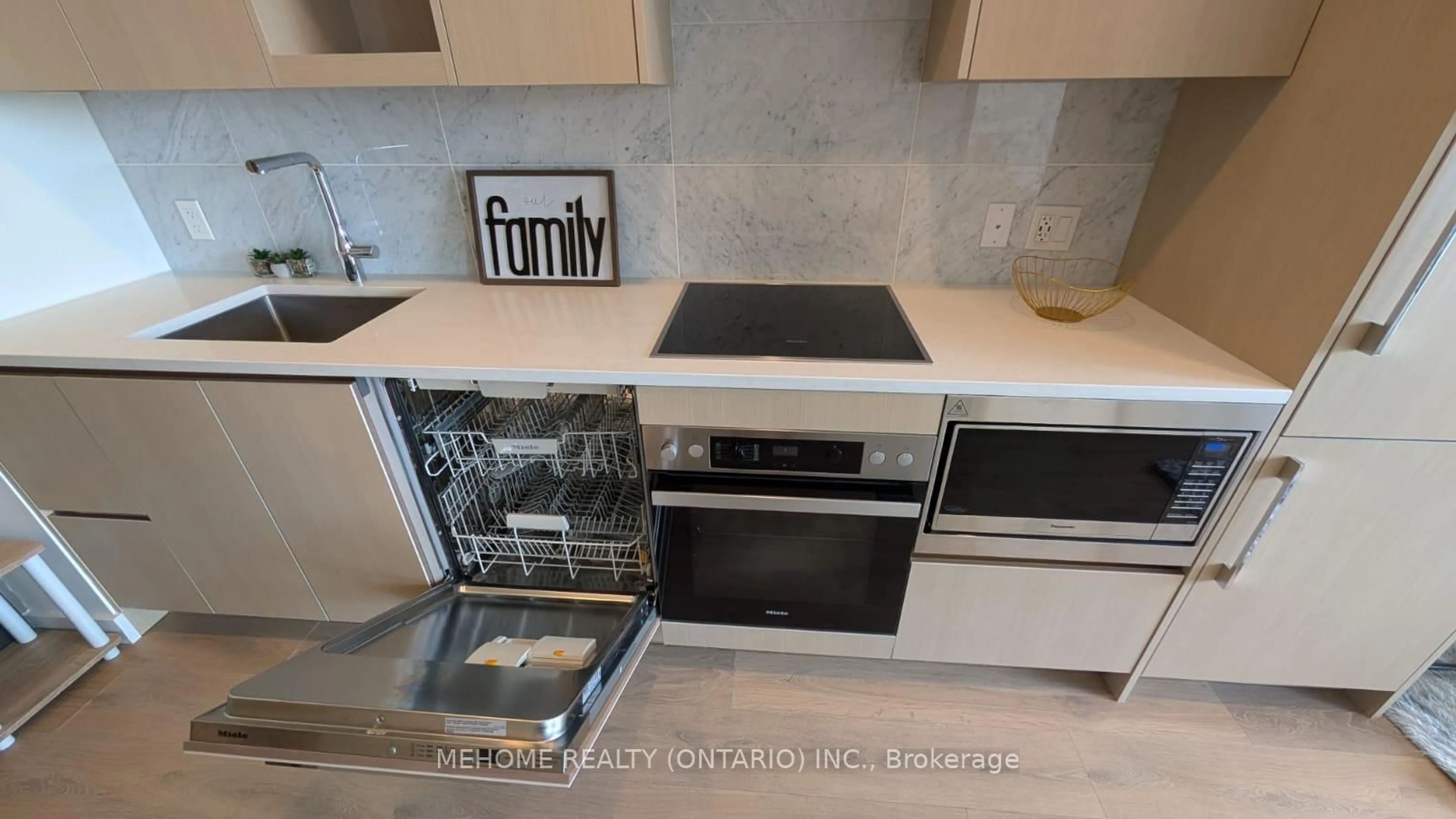 Standard kitchen, ceramic/tile floor for 95 Mcmahon Dr #1208, Toronto Ontario M2K 0H2