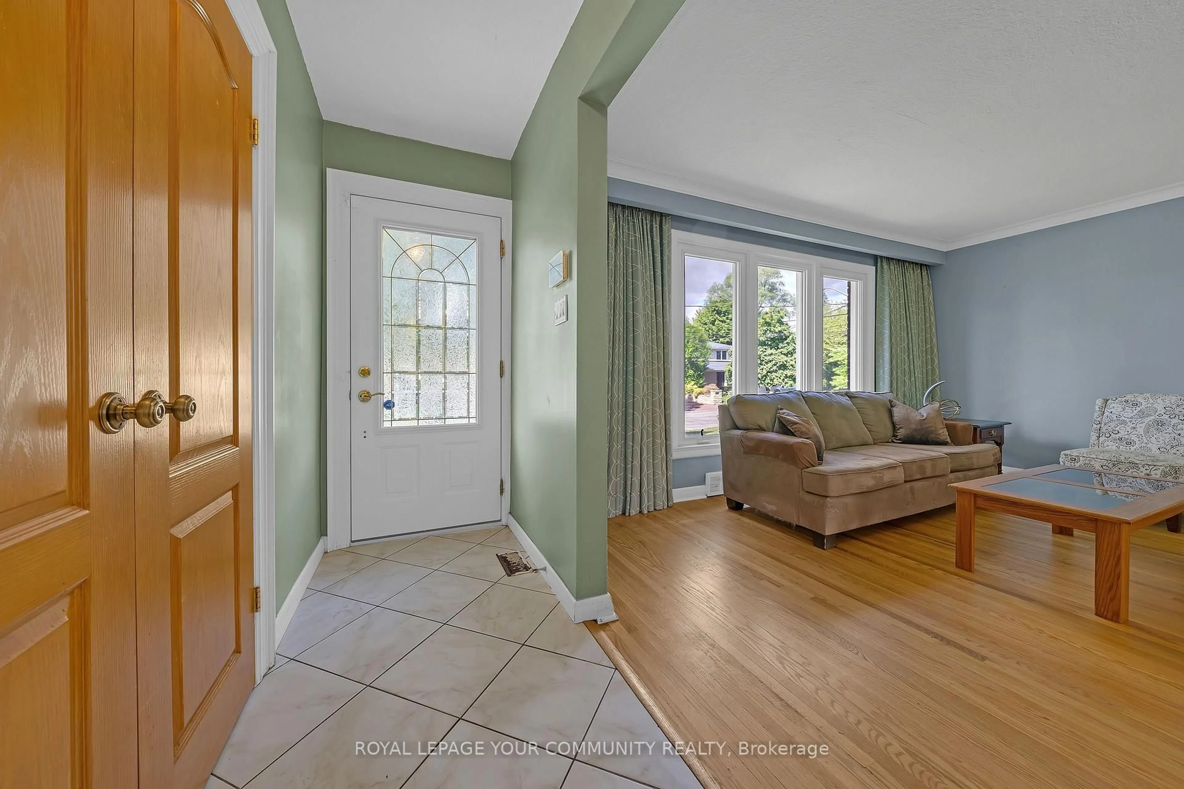 Indoor entryway for 9 Theresa Ave, Toronto Ontario M2M 1W4