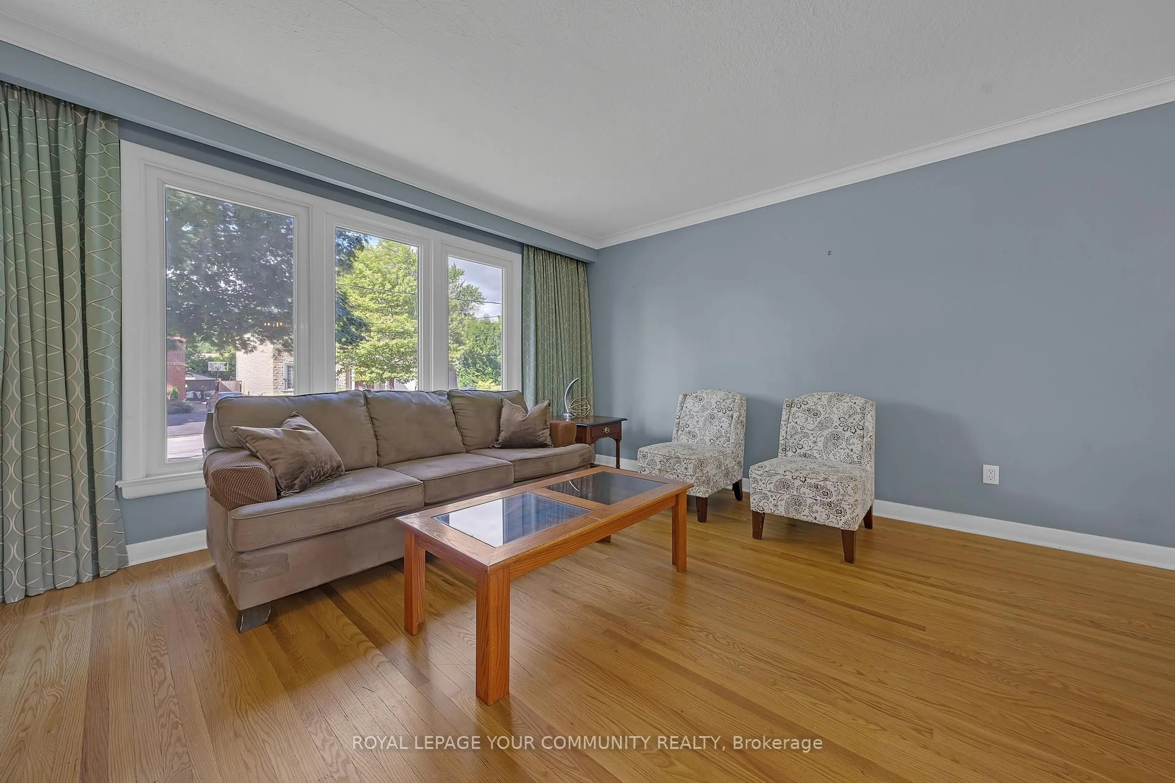 Living room with furniture, wood/laminate floor for 9 Theresa Ave, Toronto Ontario M2M 1W4