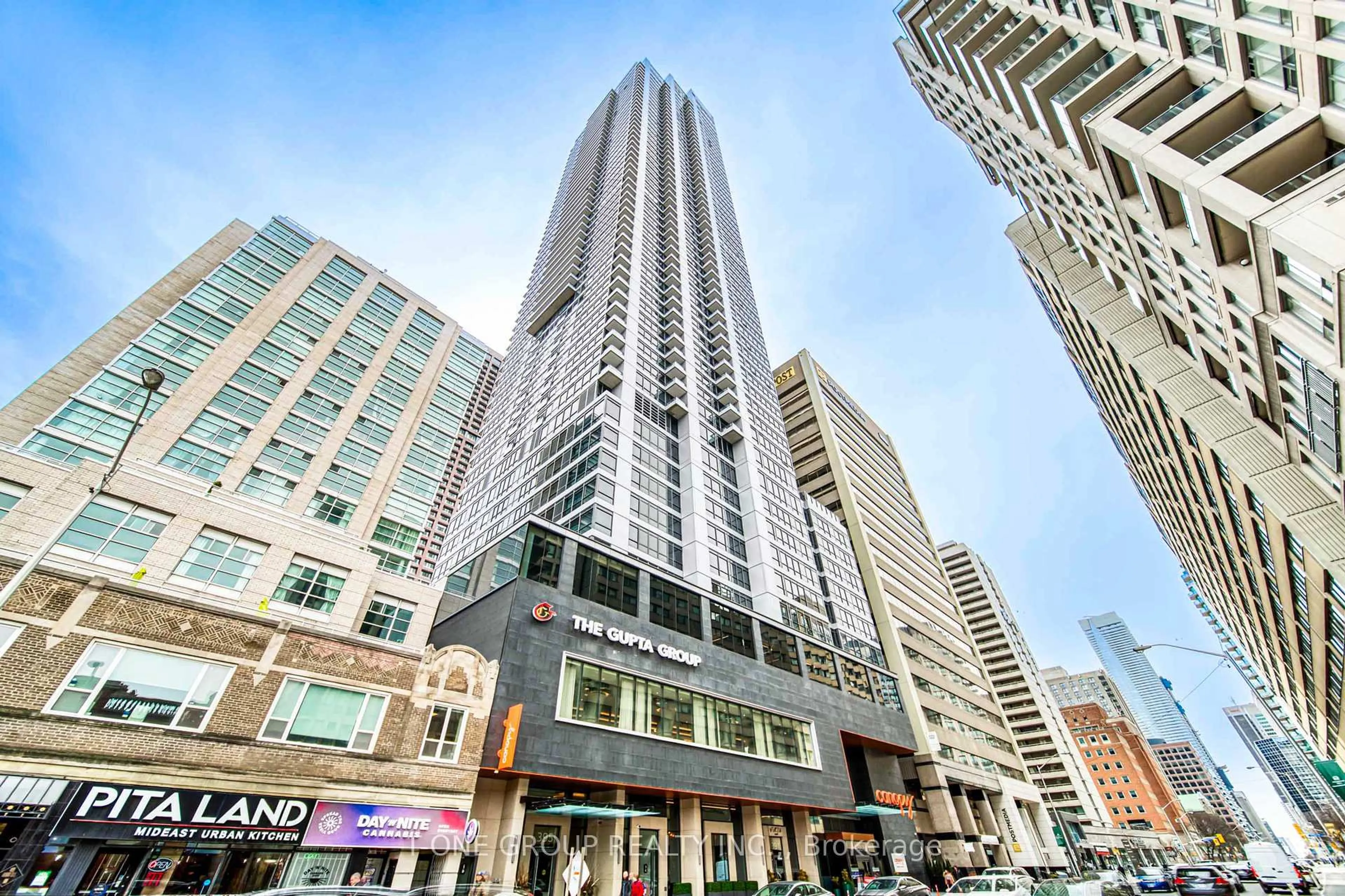 Indoor foyer for 395 Bloor St #3407, Toronto Ontario M4W 0B4