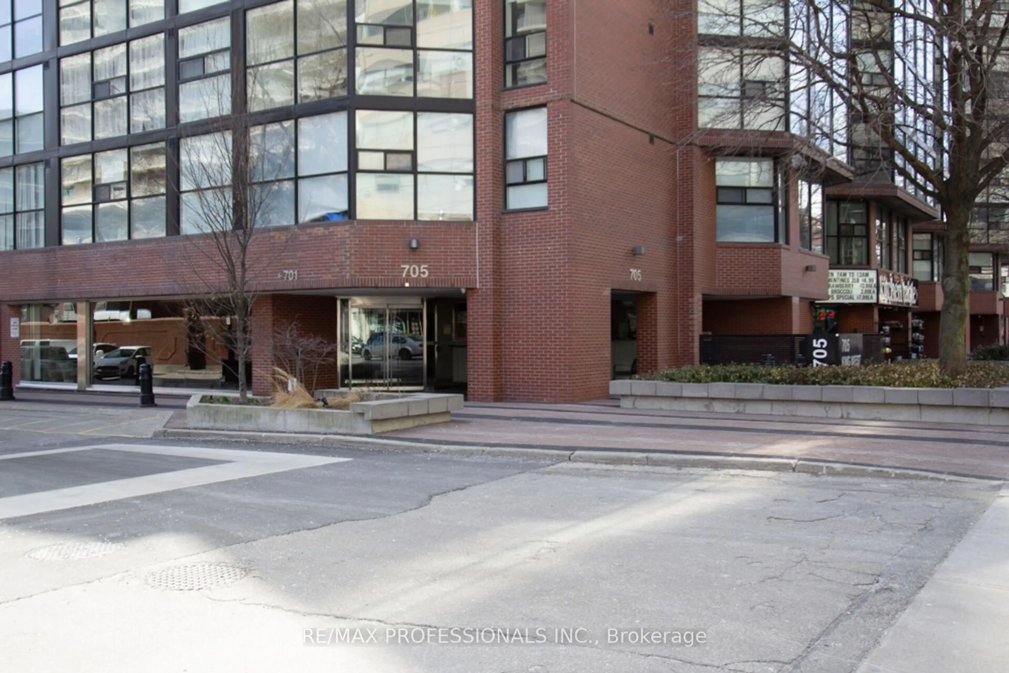 Indoor foyer for 705 King St #405, Toronto Ontario M5V 2W8