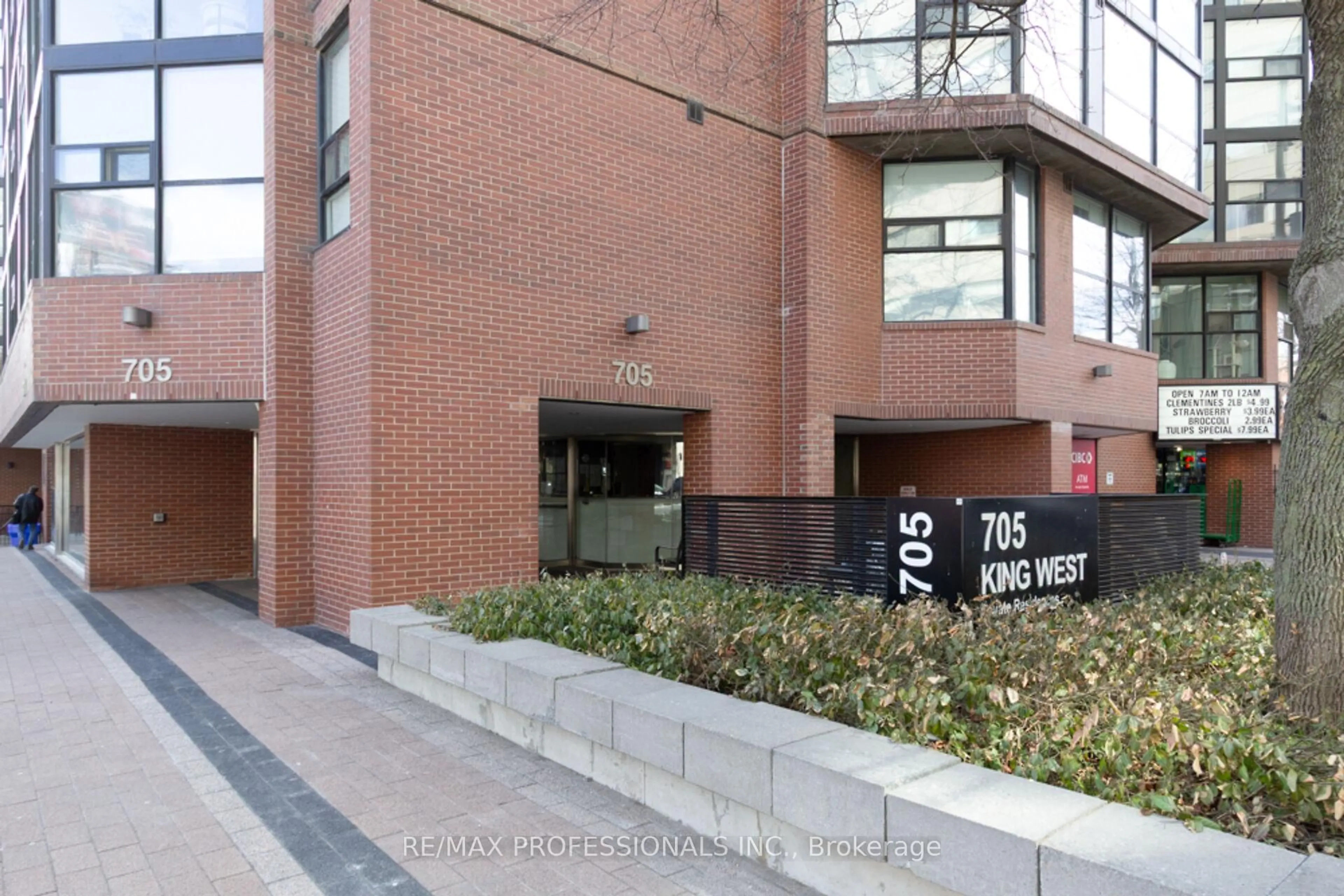 Indoor foyer for 705 King St #405, Toronto Ontario M5V 2W8