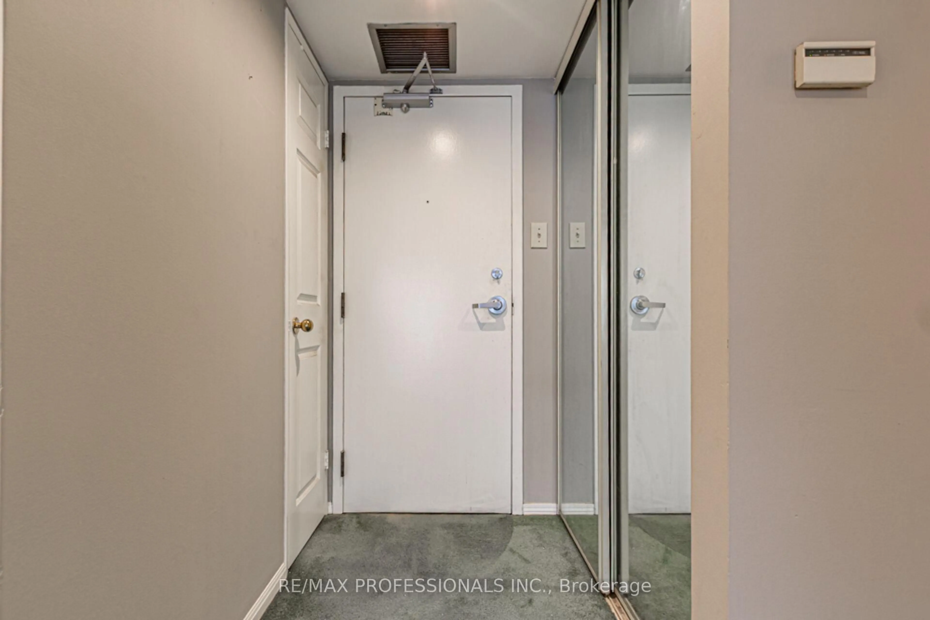 Indoor entryway for 705 King St #405, Toronto Ontario M5V 2W8