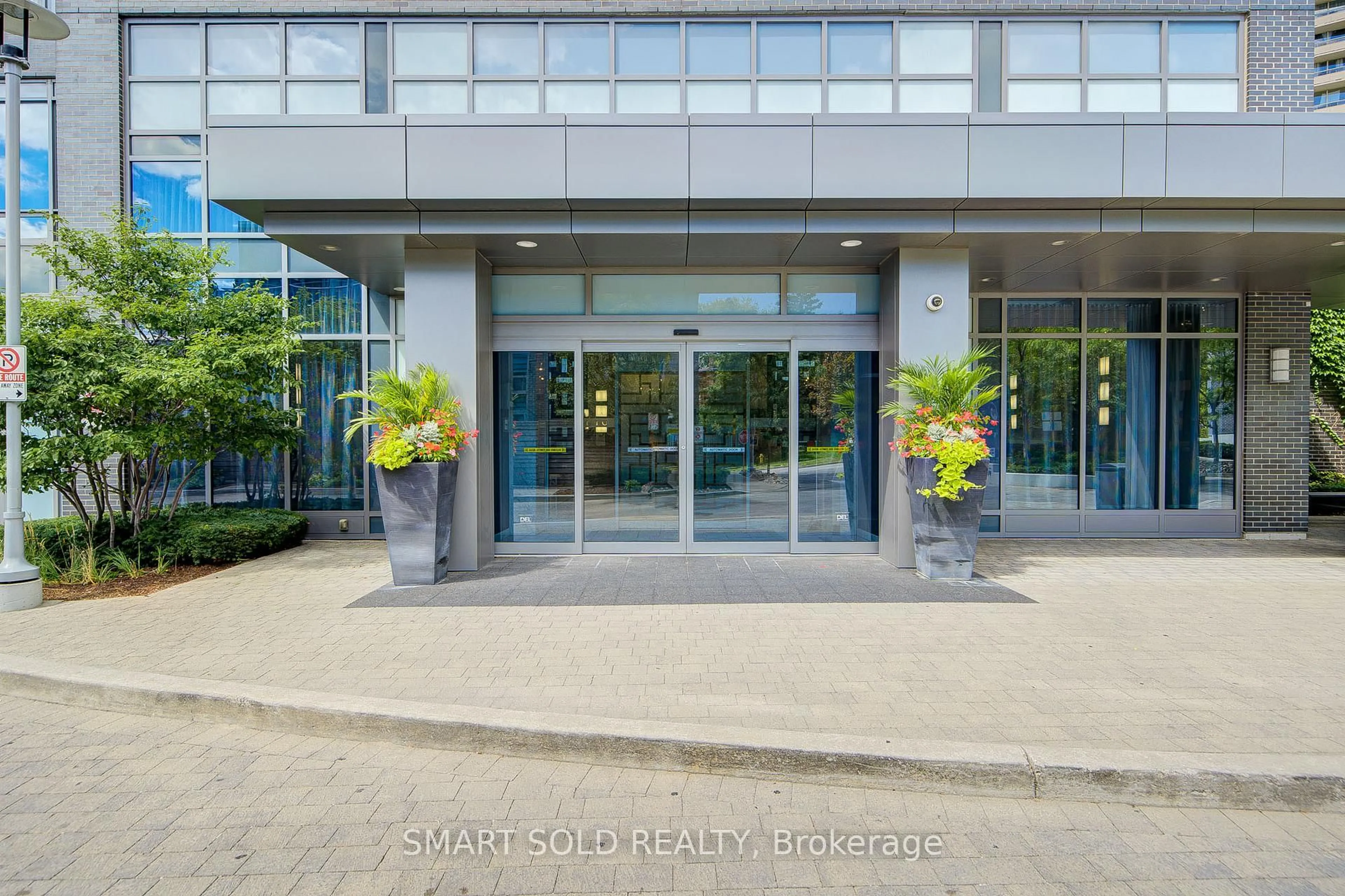 Indoor foyer for 18 Graydon Hall Dr #Ph02, Toronto Ontario M3A 0A4