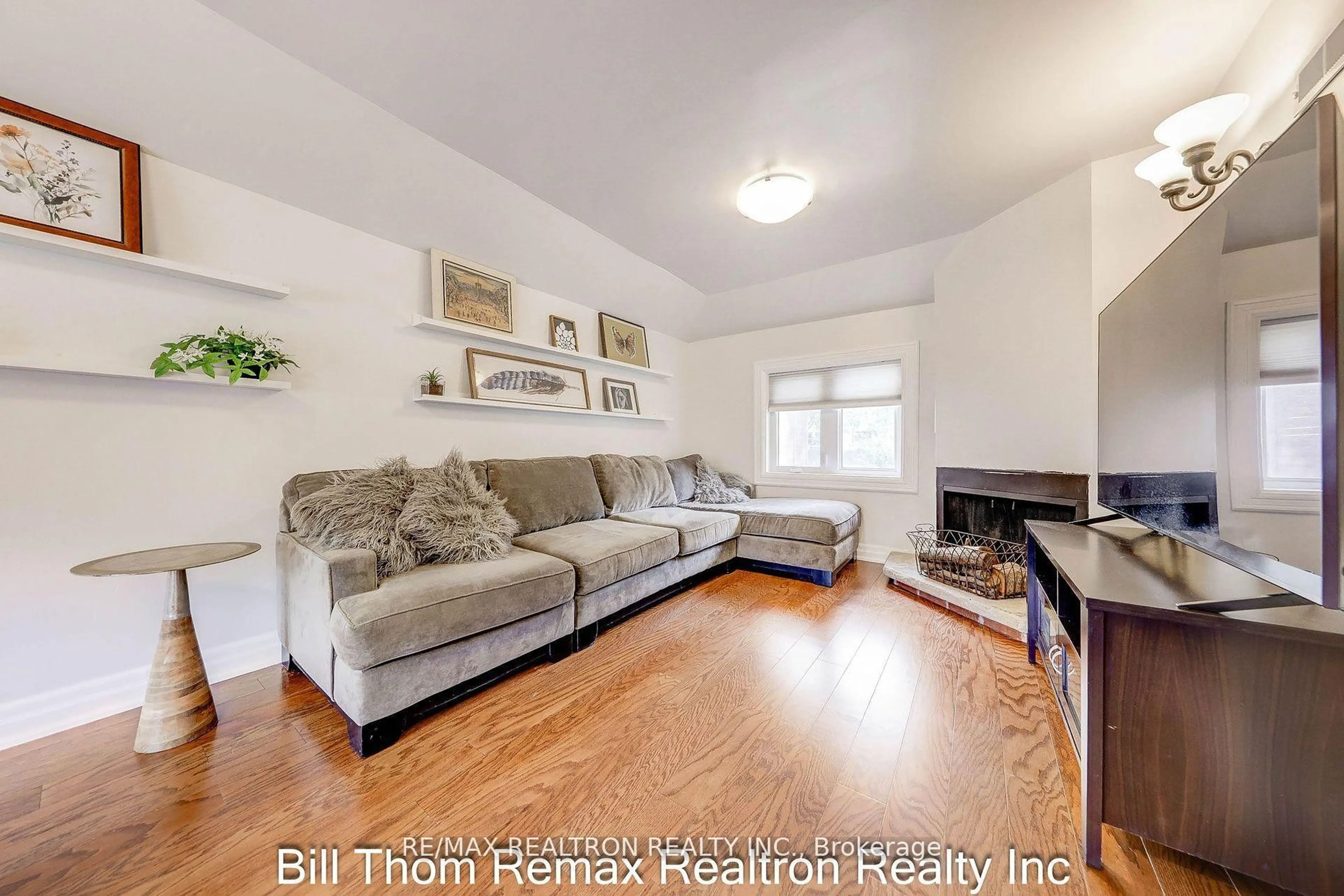 Living room with furniture, wood/laminate floor for 206 Burndale Ave, Toronto Ontario M2N 1T3