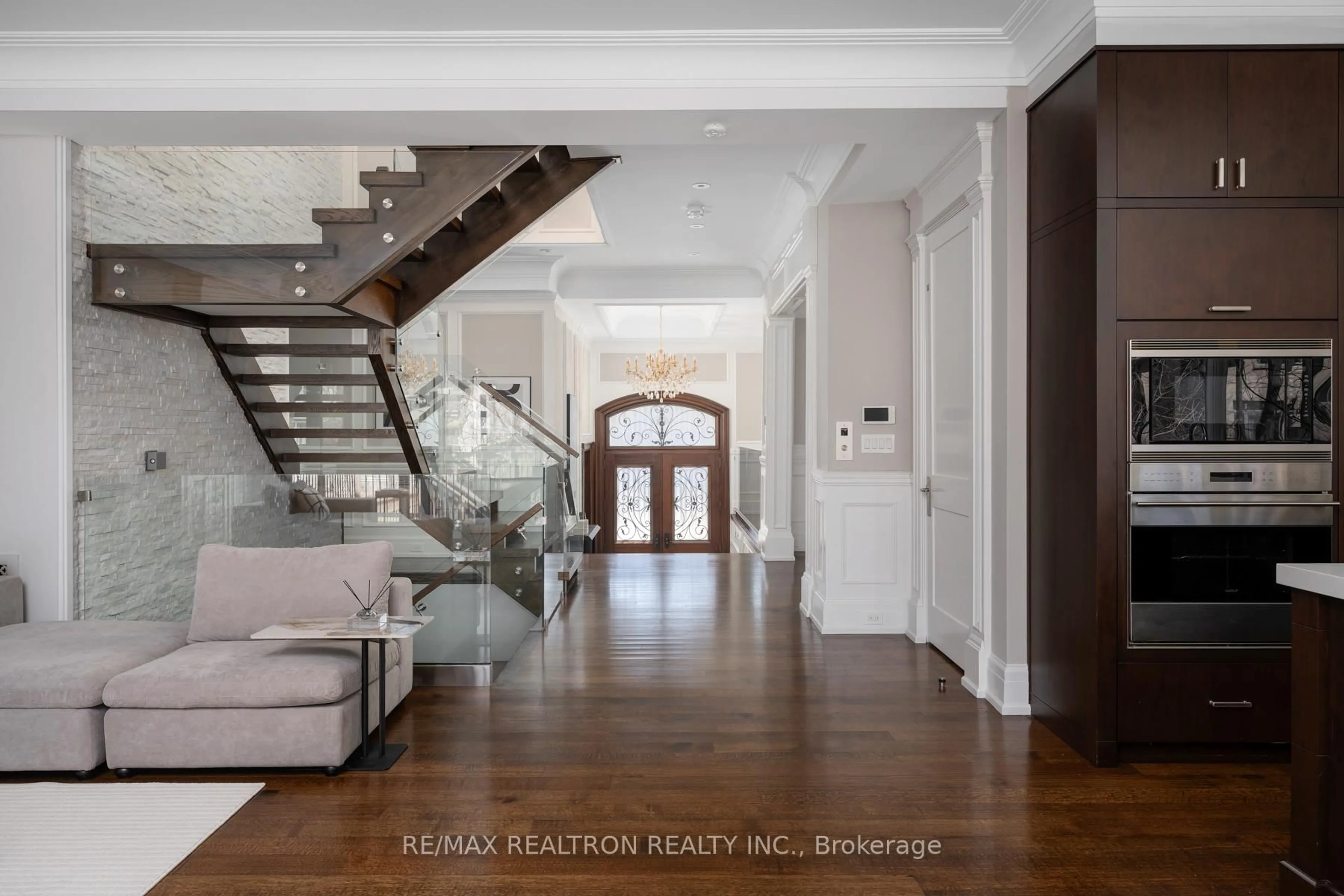 Indoor foyer for 86 Hillcrest Ave, Toronto Ontario M2N 3N7