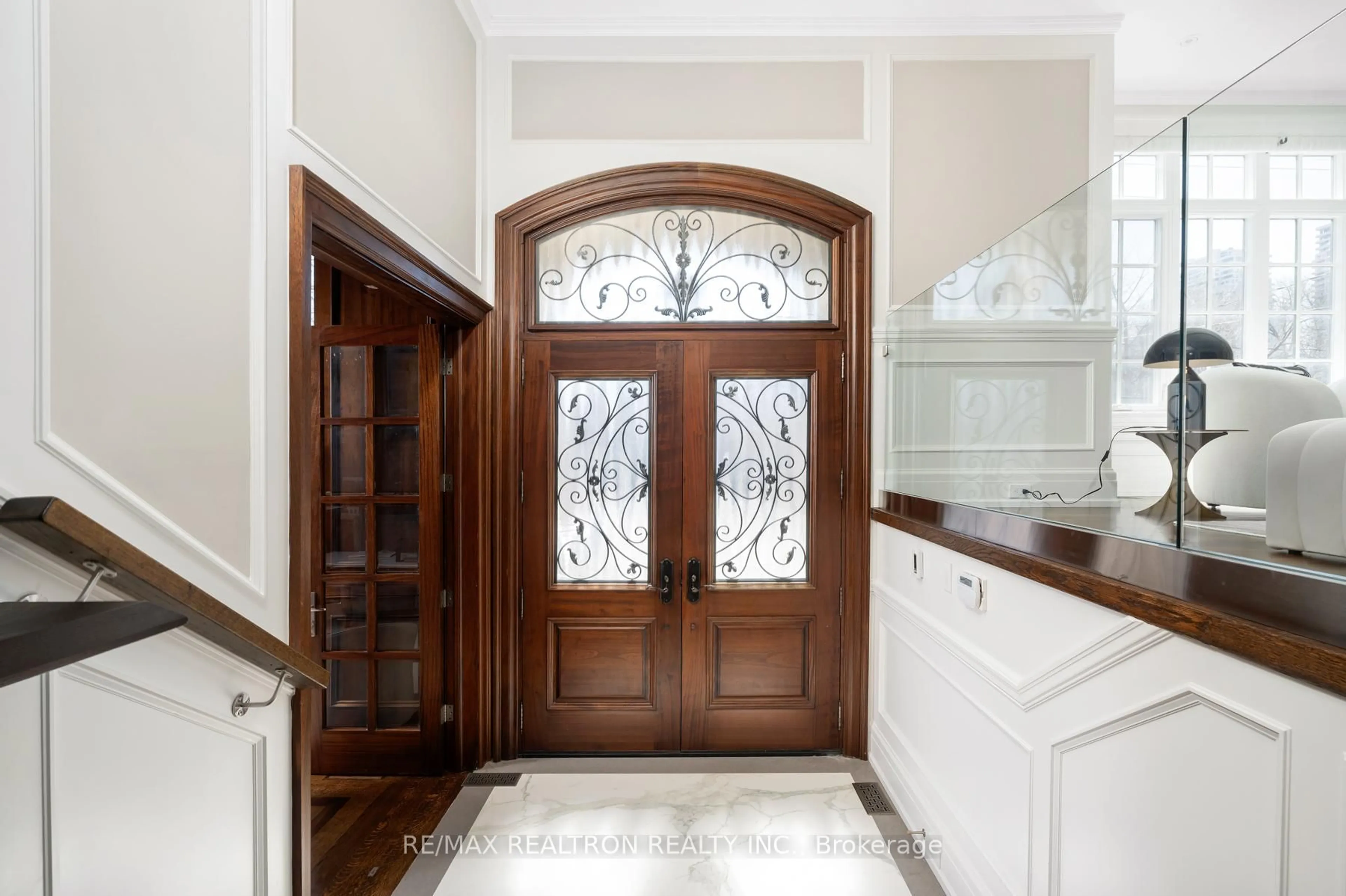 Indoor entryway for 86 Hillcrest Ave, Toronto Ontario M2N 3N7