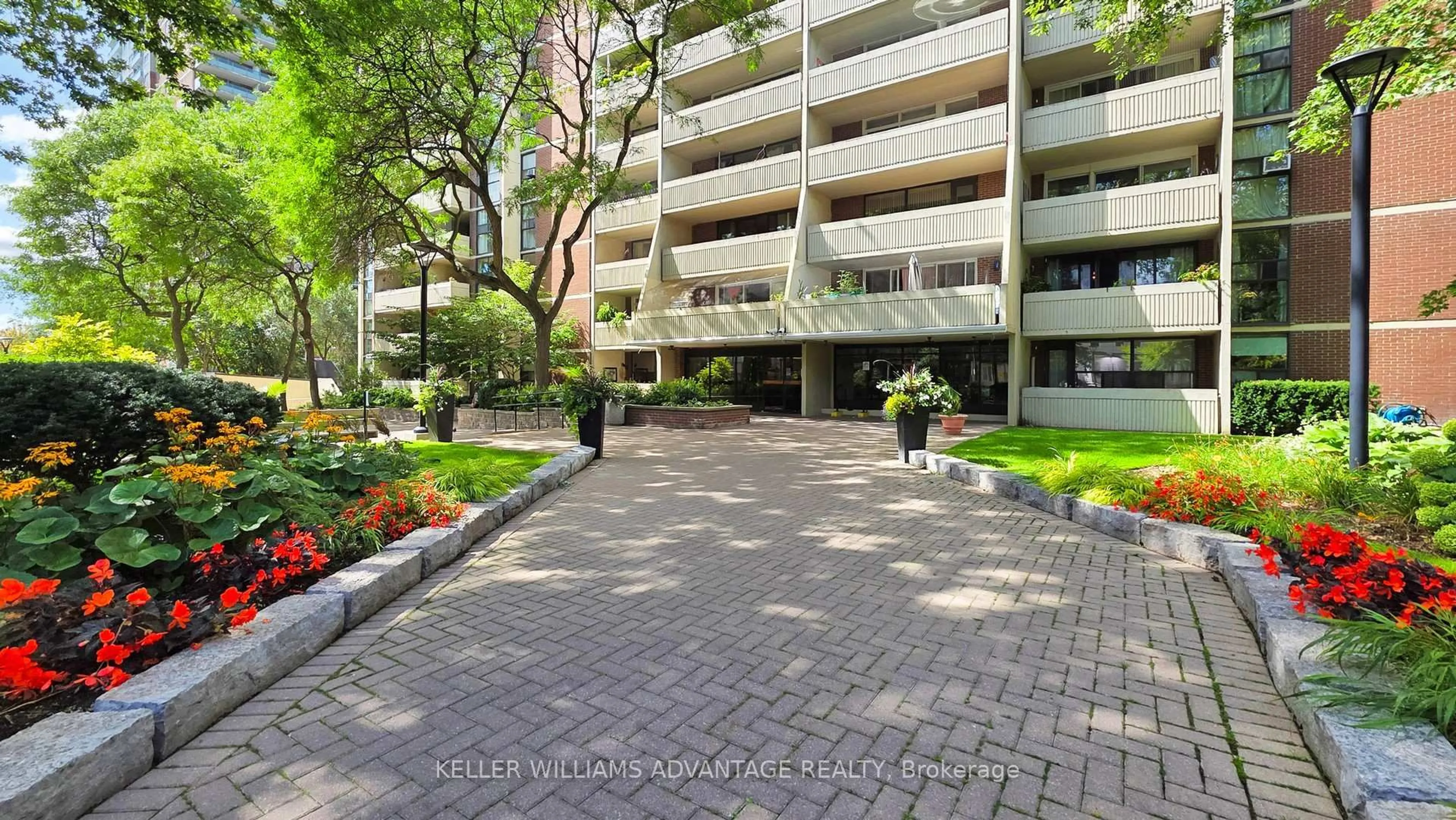 Patio, street for 40 Homewood Ave #810, Toronto Ontario M4Y 2K2