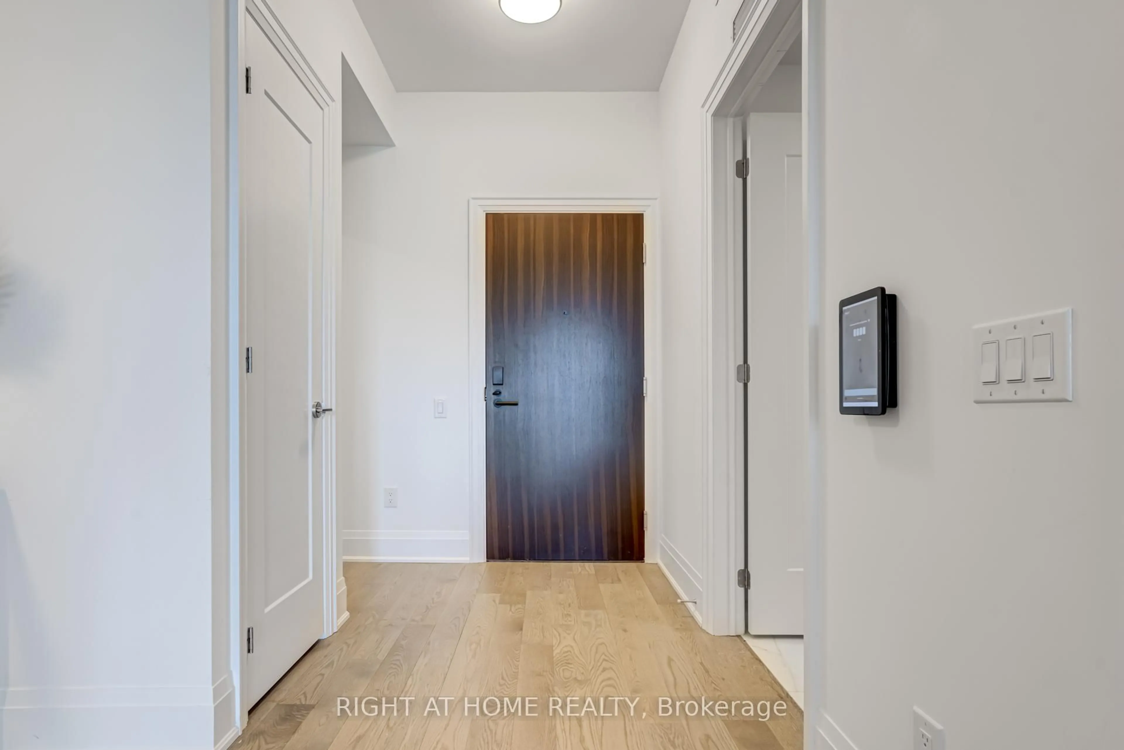 Indoor entryway for 280 HOWLAND Ave #410, Toronto Ontario M5R 0C3
