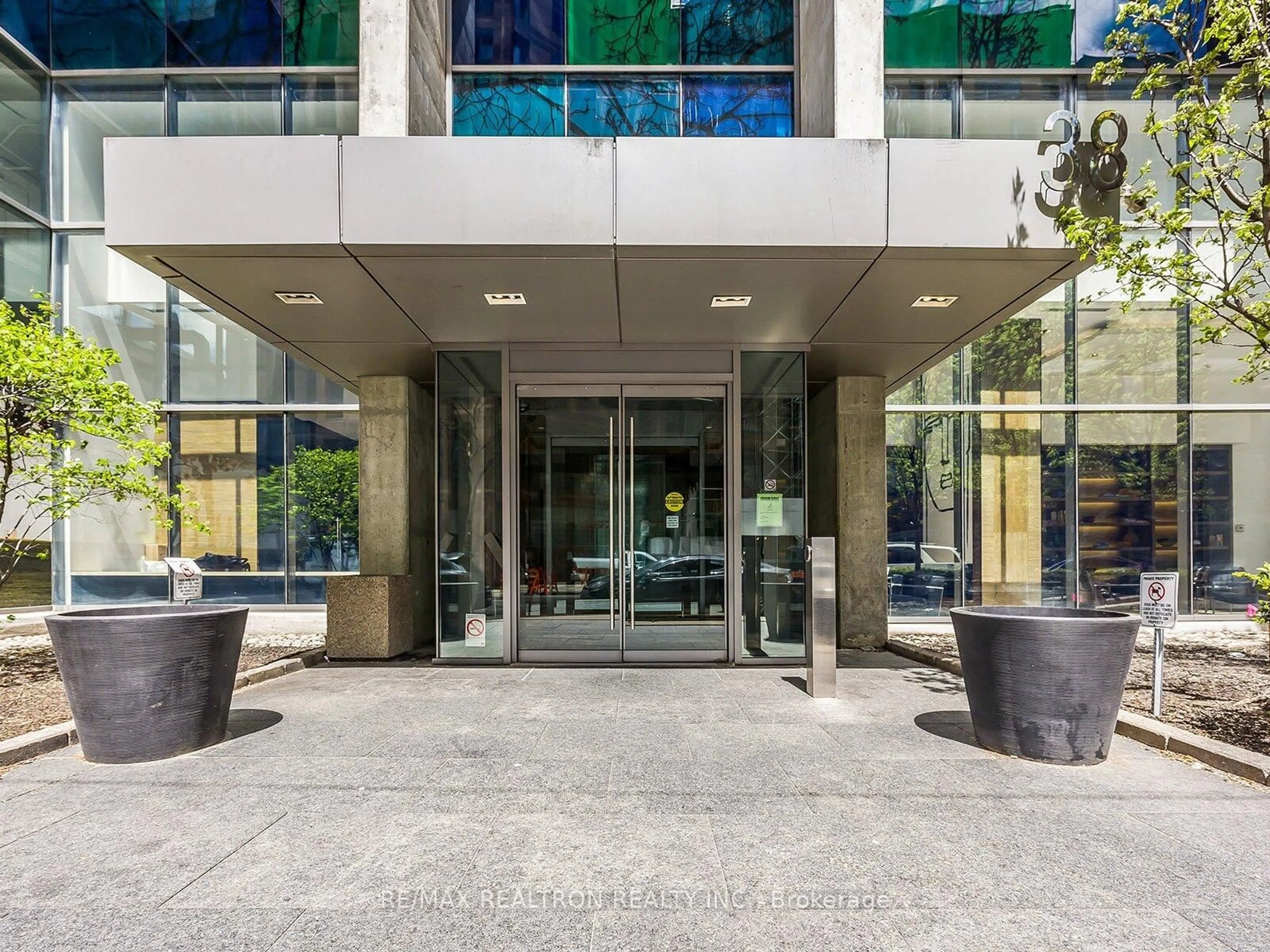 Indoor foyer for 38 Grenville St #707, Toronto Ontario M4Y 1A5