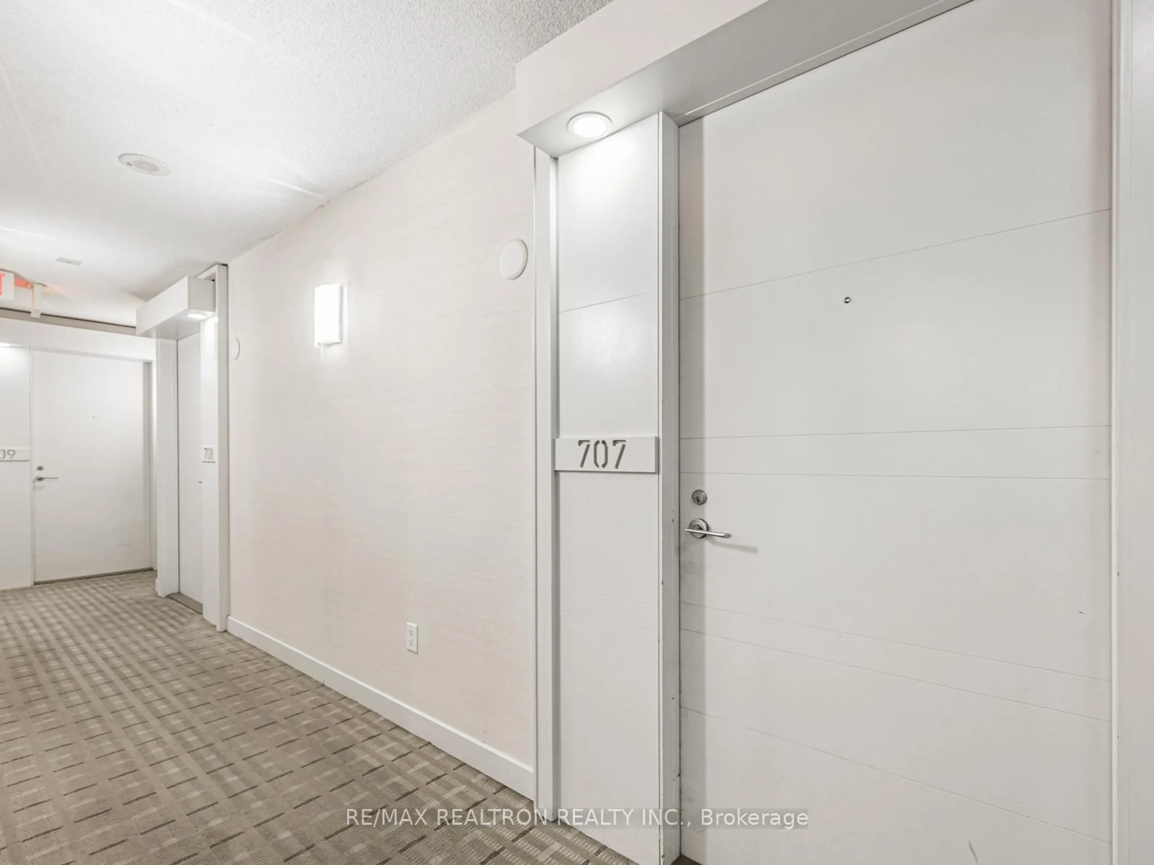 A pic of a room for 38 Grenville St #707, Toronto Ontario M4Y 1A5