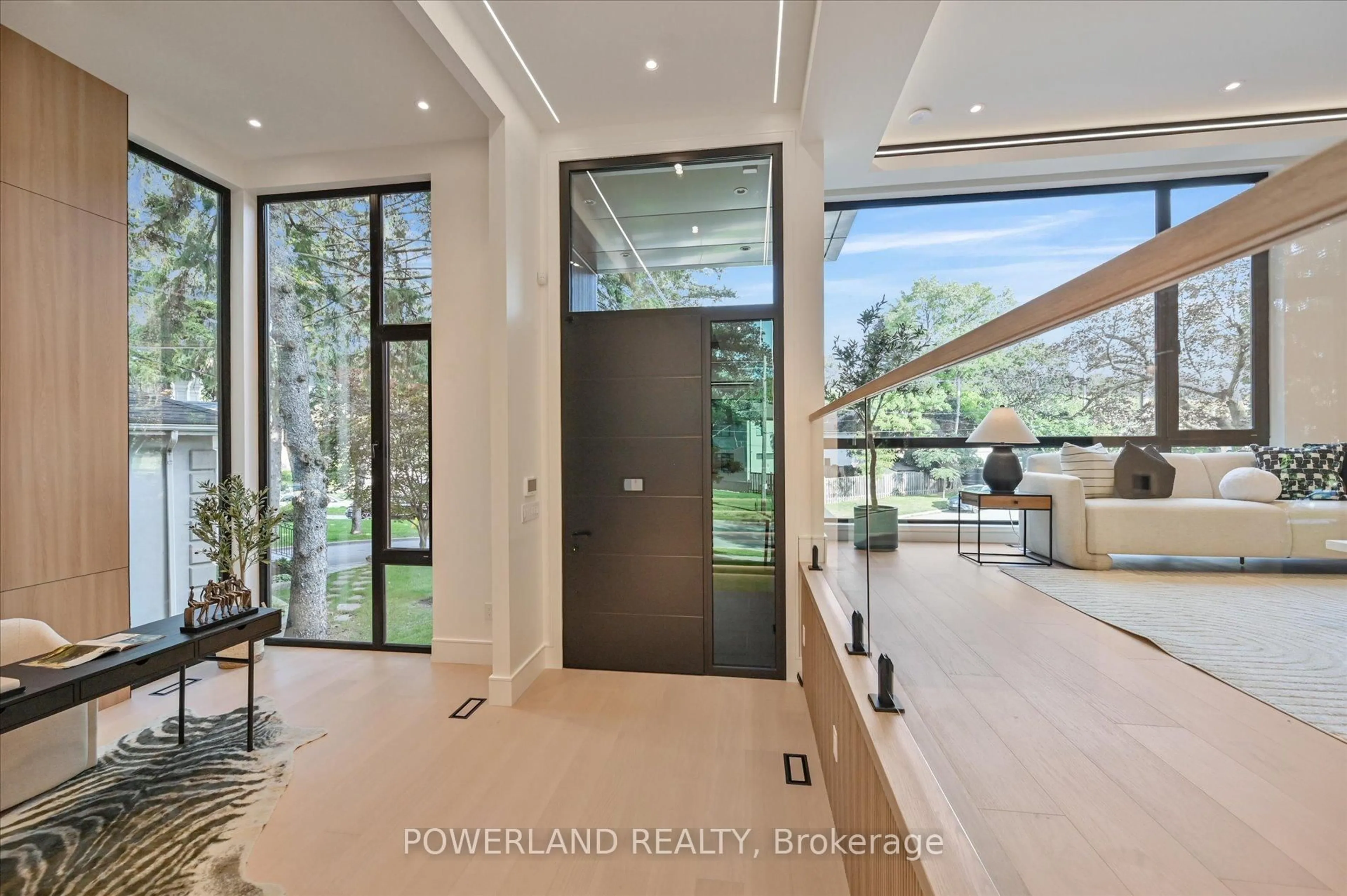 Indoor foyer for 53 Whittaker Cres, Toronto Ontario M2K 1K9