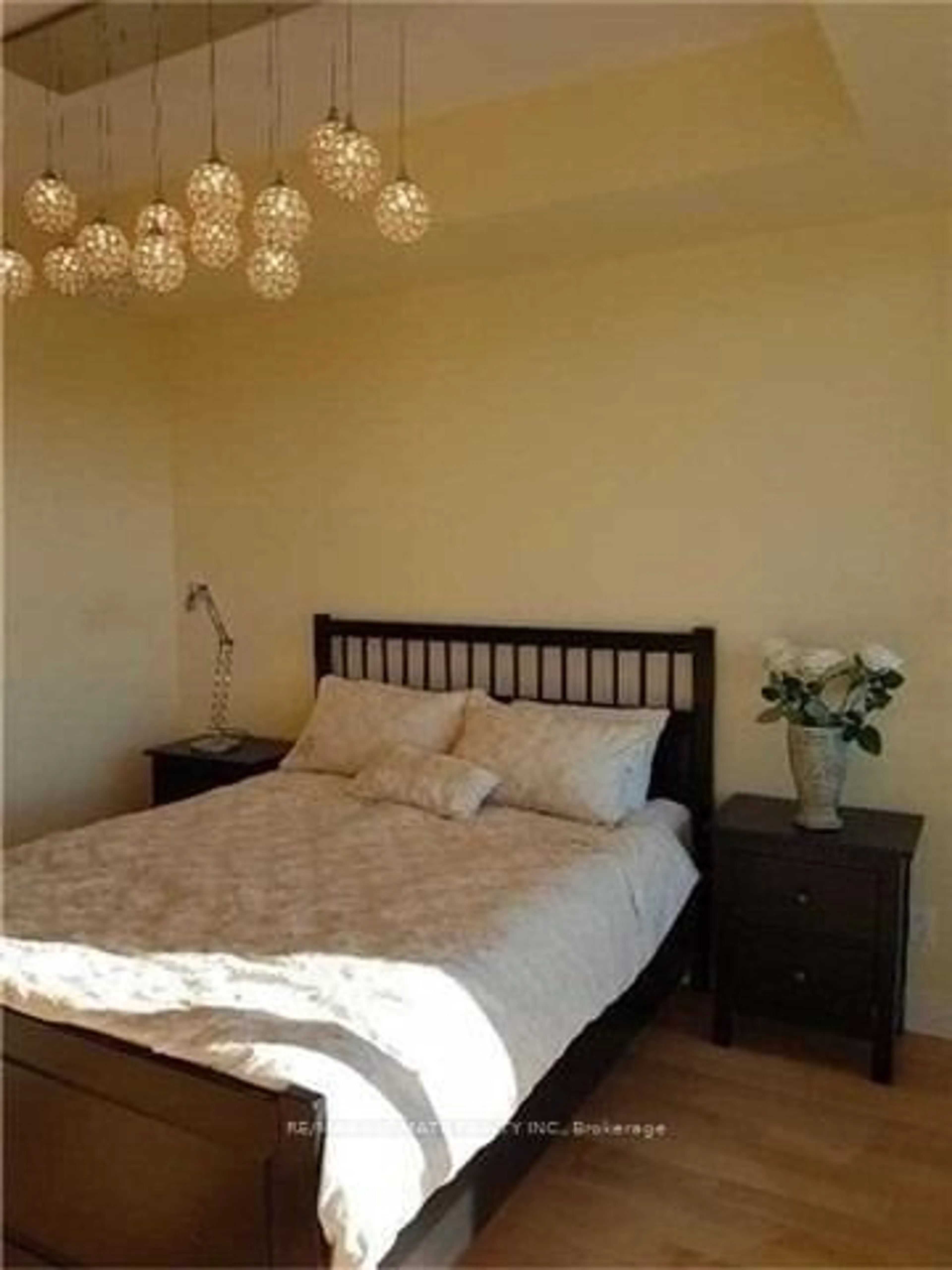 Bedroom with bed, wood/laminate floor for 438 King St #1206, Toronto Ontario M5V 3T9
