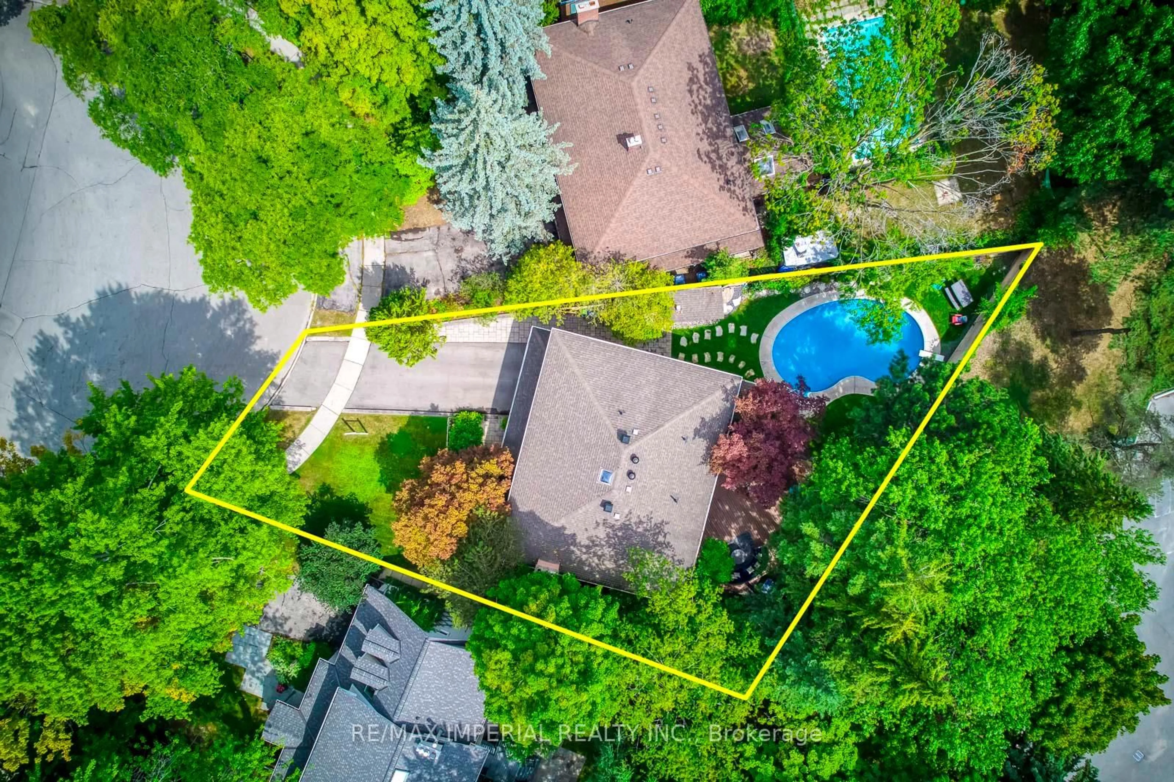 A pic from outside/outdoor area/front of a property/back of a property/a pic from drone, street for 8 Medalist Rd, Toronto Ontario M2P 1Y3