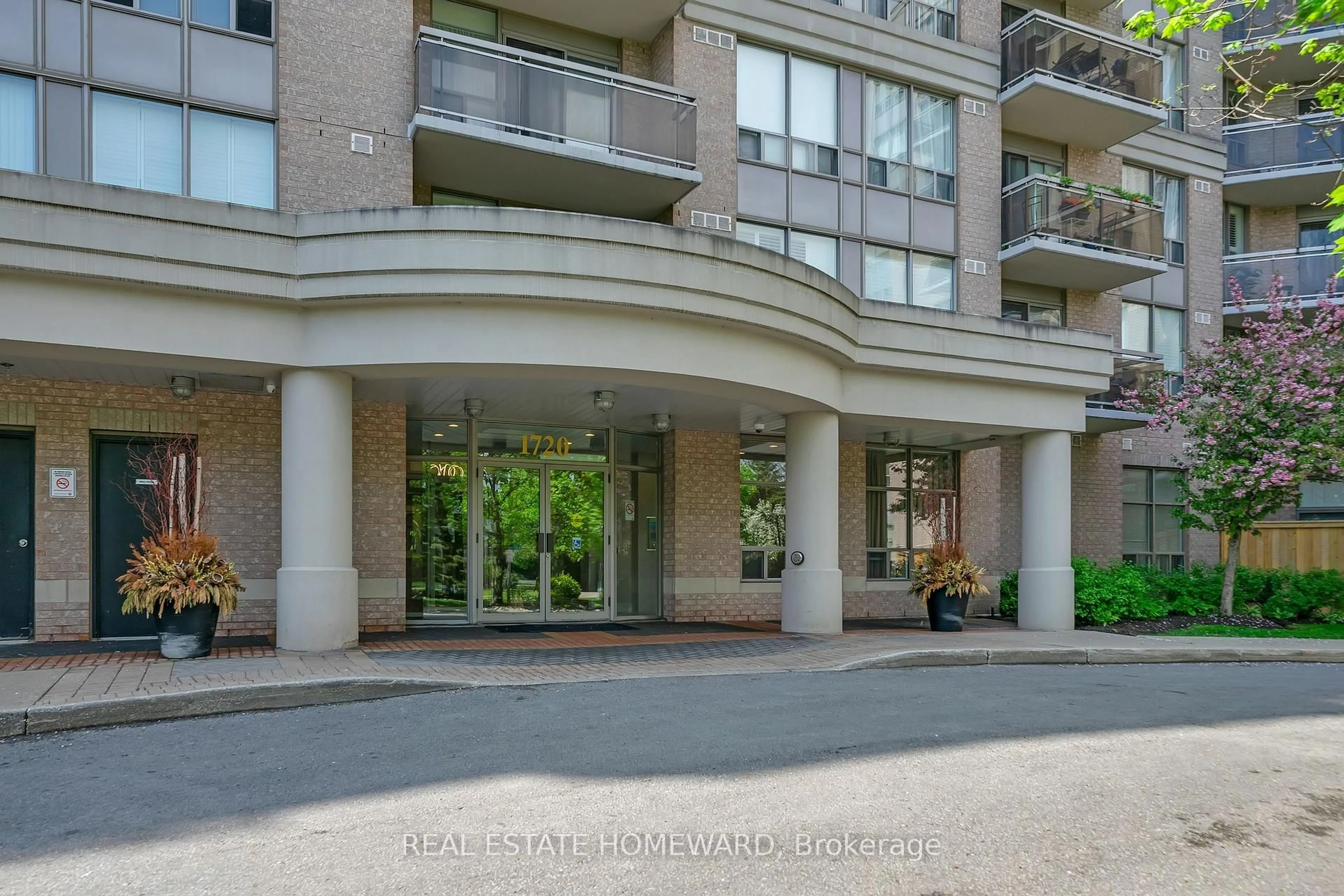 Indoor foyer for 1720 Eglinton Ave #812, Toronto Ontario M4A 2X8