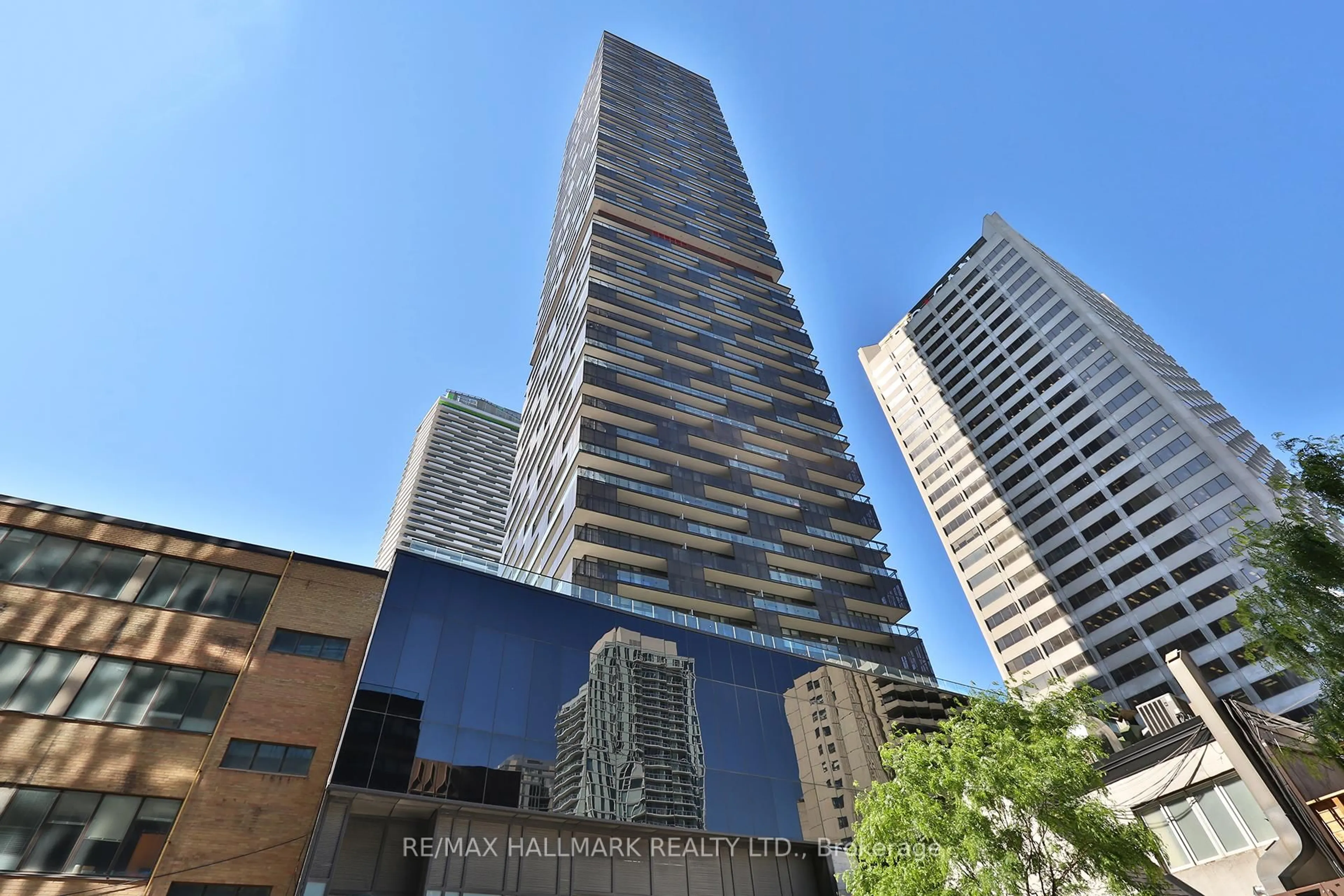 Indoor foyer for 8 Eglinton Ave #5009, Toronto Ontario M4P 0C1
