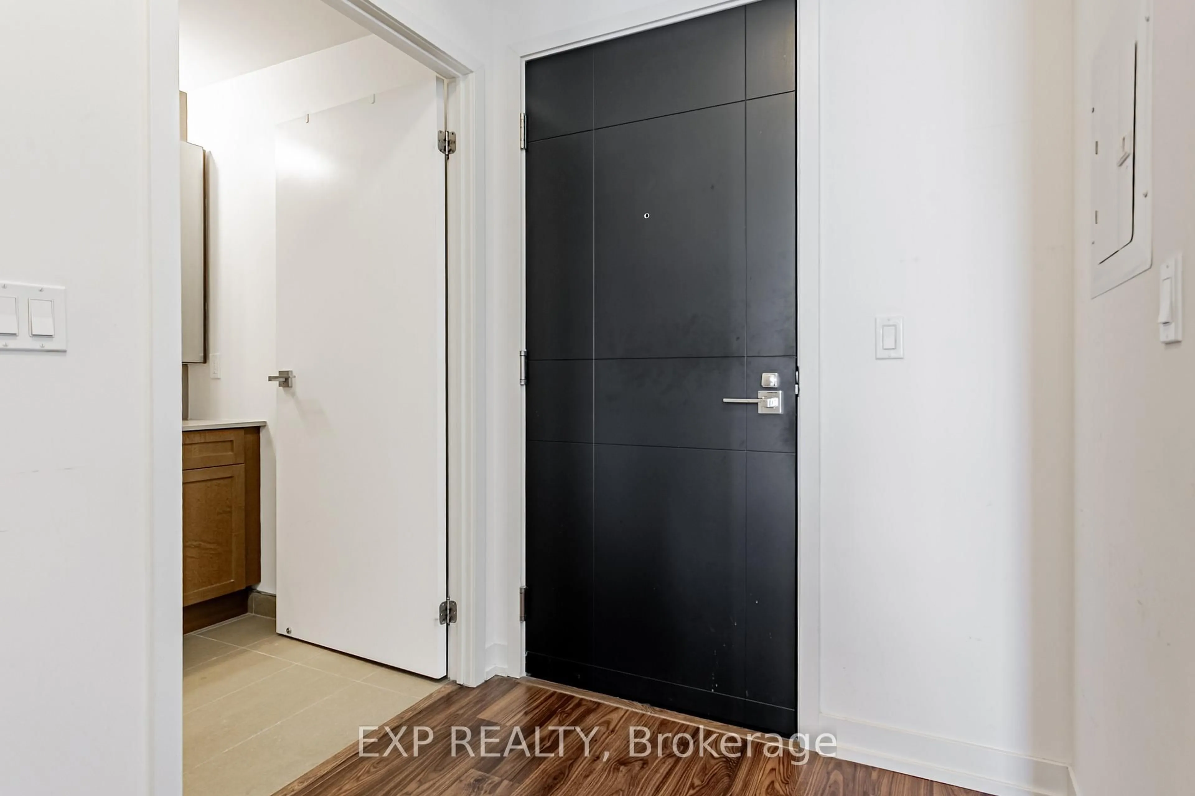 Indoor entryway for 98 Lillian St #1018, Toronto Ontario M4S 0A5