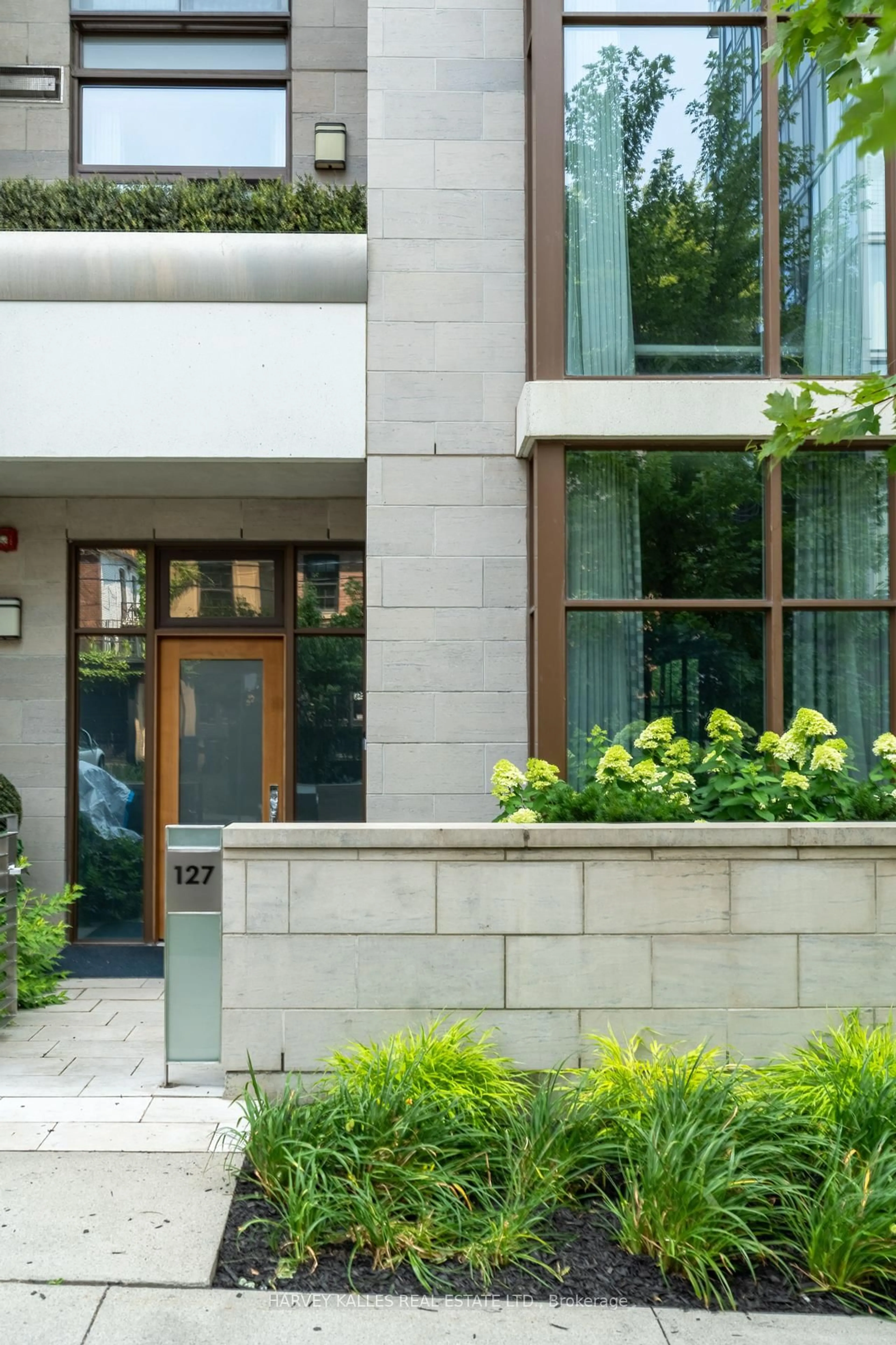 Home with brick exterior material, building for 127 Pears Ave, Toronto Ontario M5R 1T3