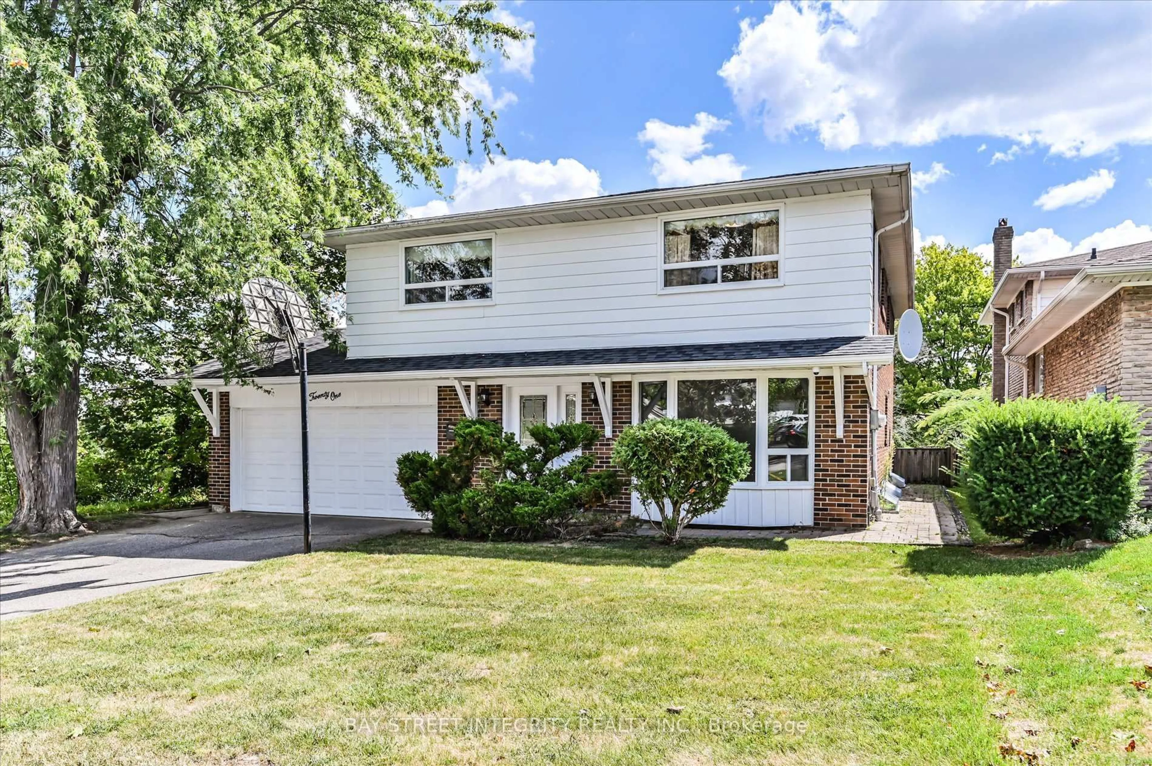 Home with vinyl exterior material, street for 21 Whitehorn Cres, Toronto Ontario M2J 3B1