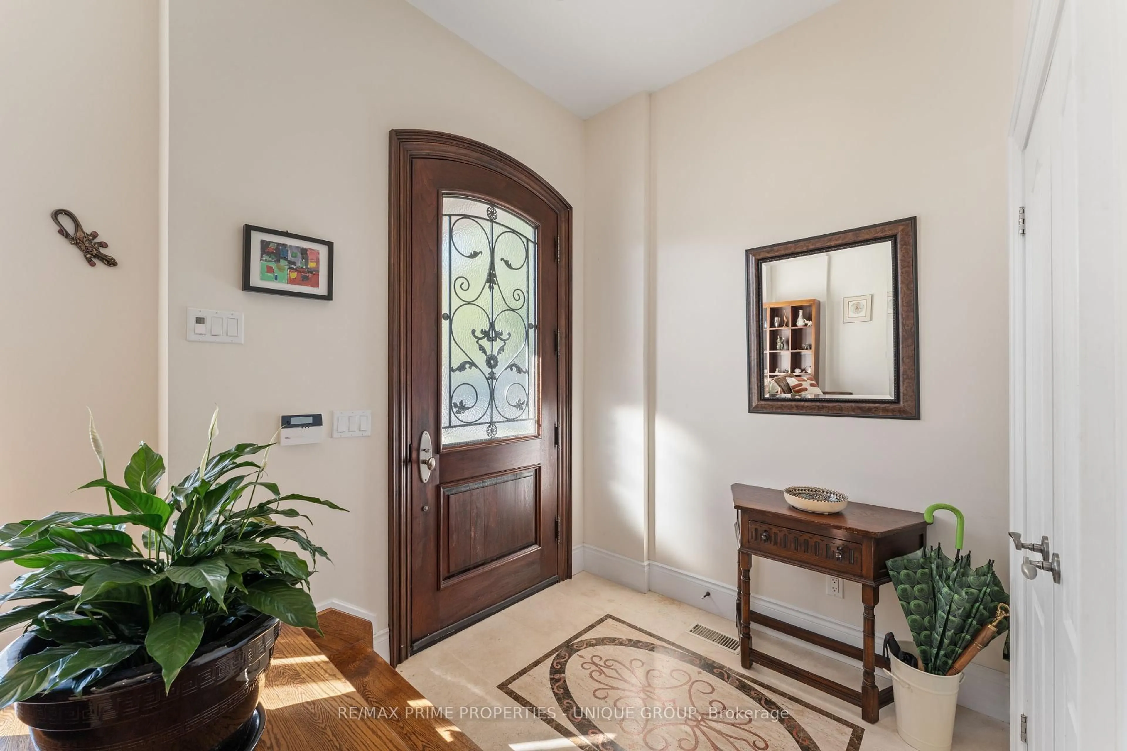 Indoor entryway for 276 Greenfield Ave, Toronto Ontario M2N 3E5