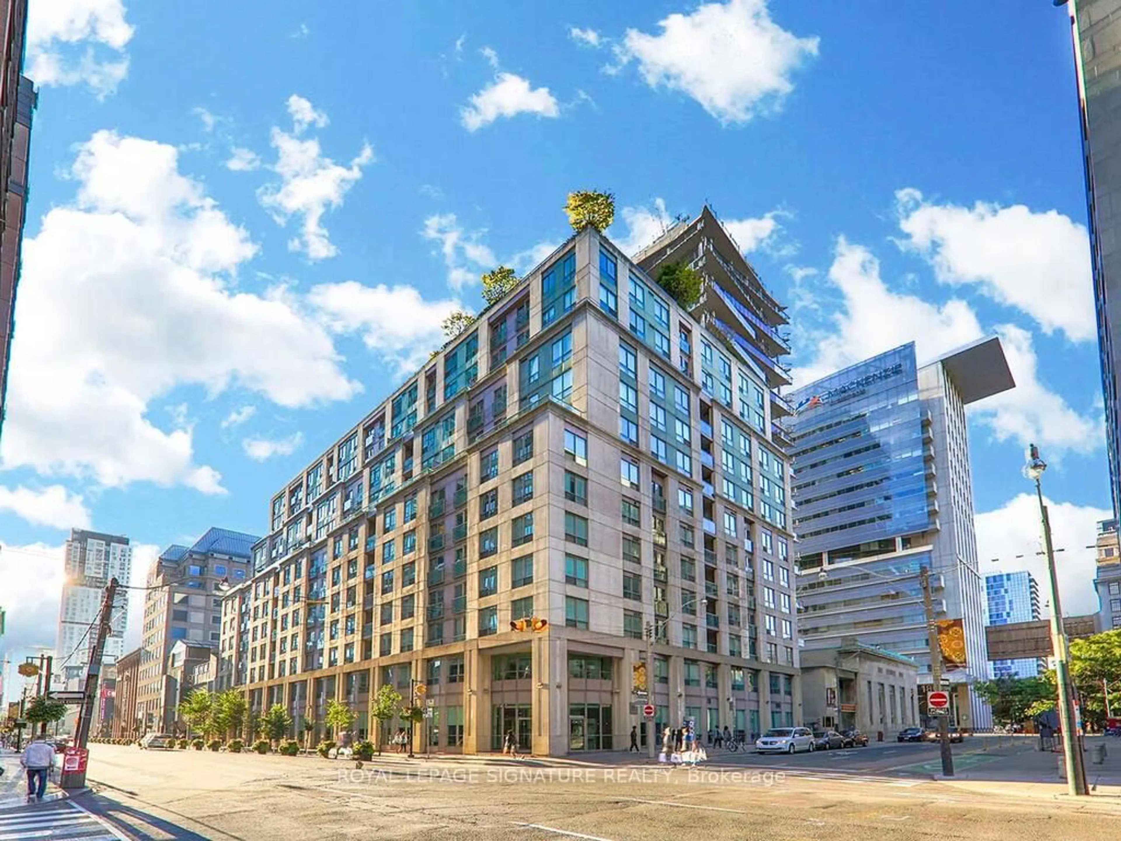 Patio, building for 168 Simcoe St #318, Toronto Ontario M5H 4C9