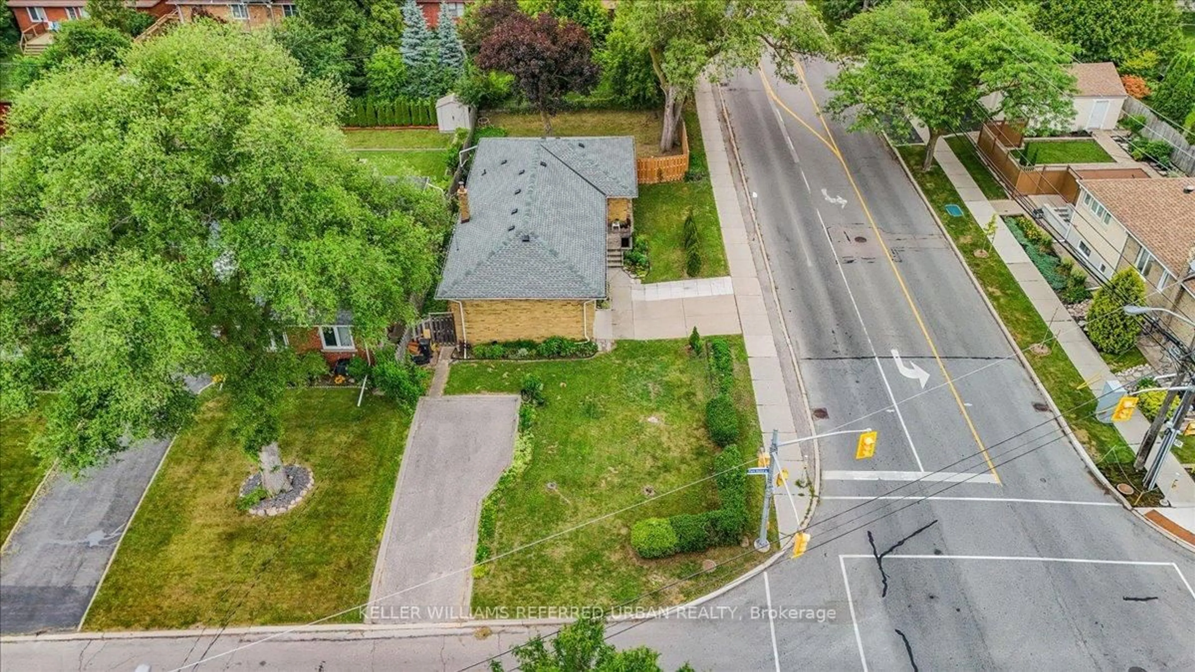 A pic from outside/outdoor area/front of a property/back of a property/a pic from drone, street for 182 Park Home Ave, Toronto Ontario M2R 1A2