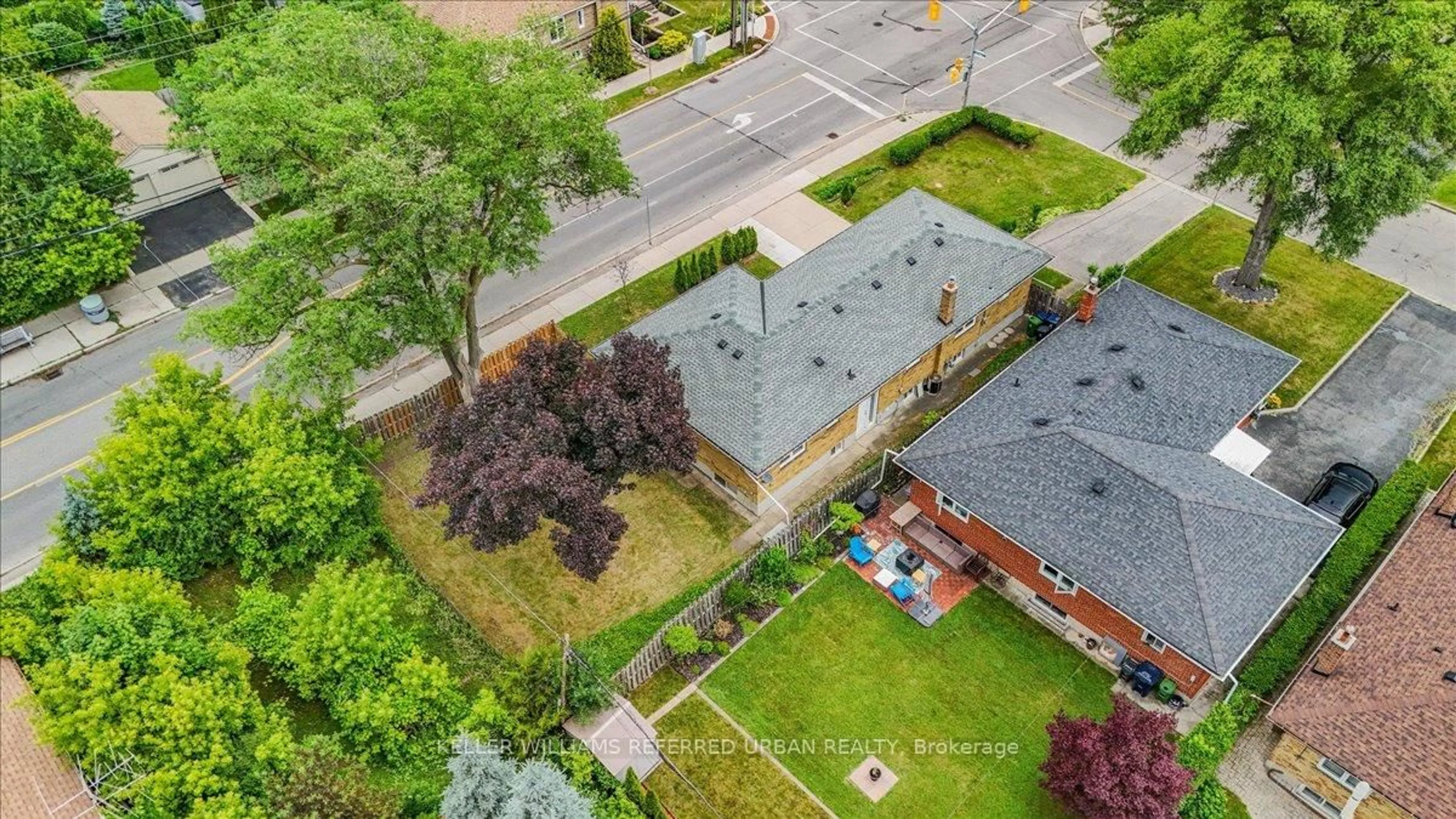 A pic from outside/outdoor area/front of a property/back of a property/a pic from drone, street for 182 Park Home Ave, Toronto Ontario M2R 1A2