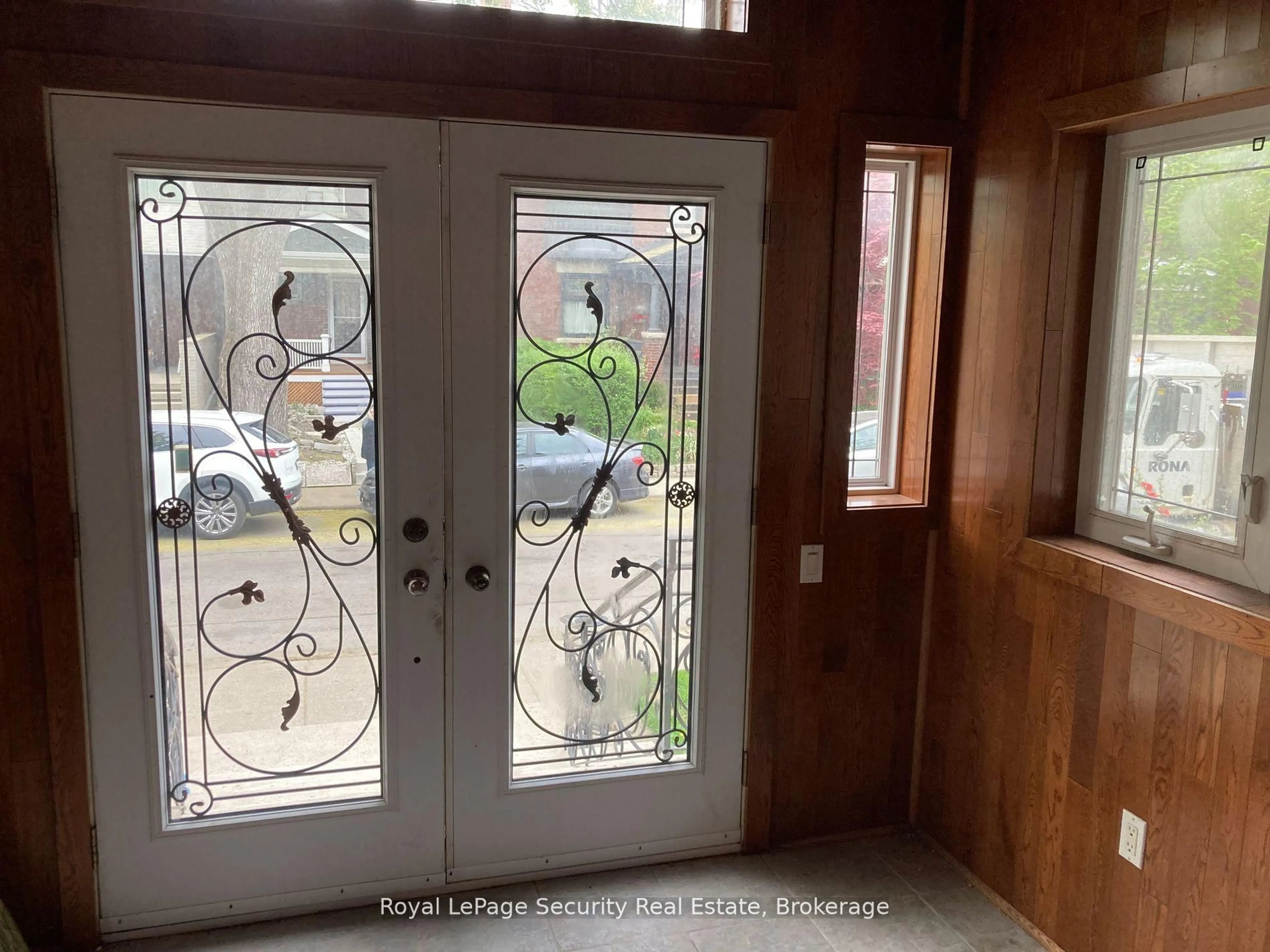 Indoor entryway for 122 Delaware Ave, Toronto Ontario M6H 2T1