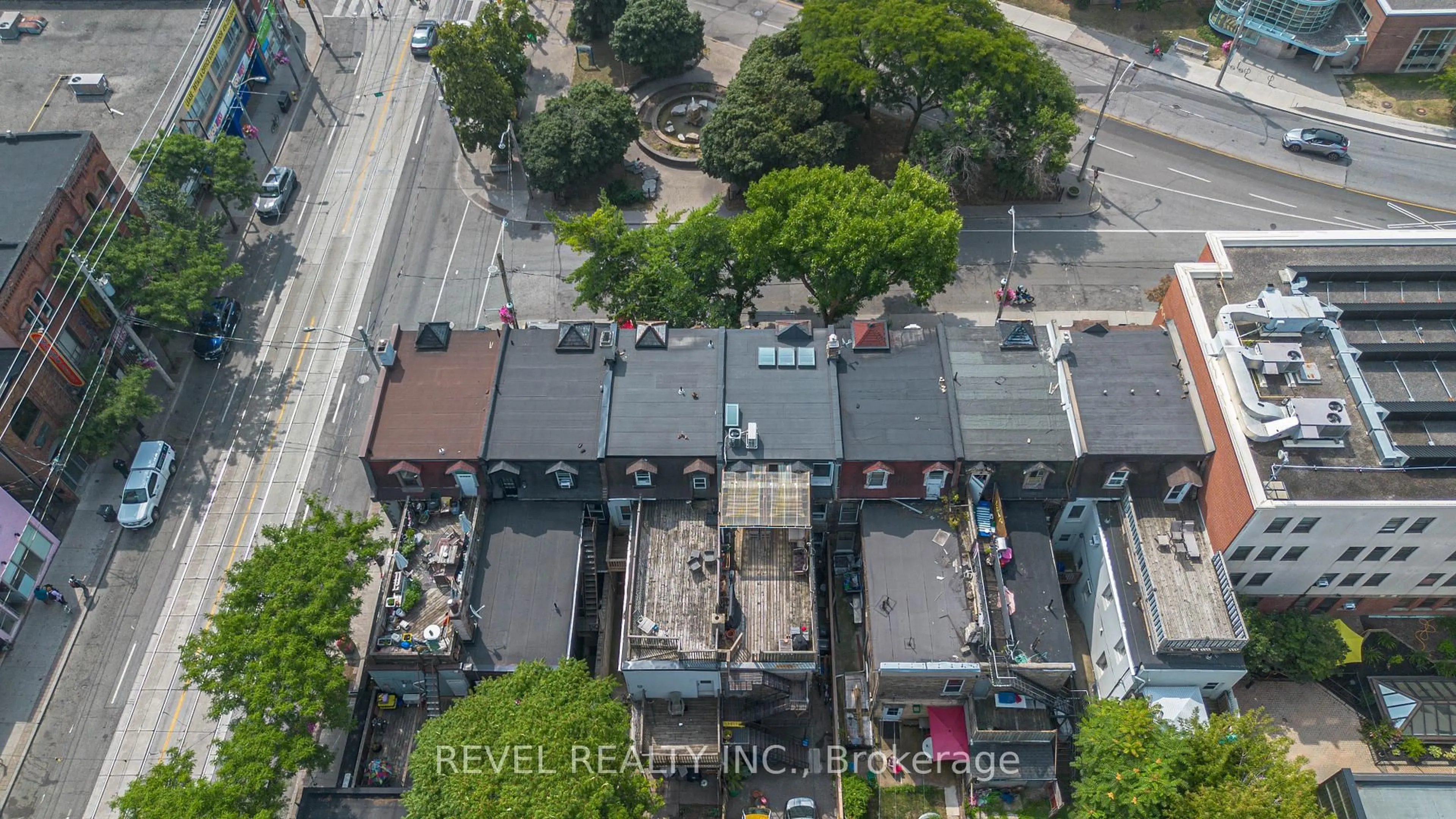 A pic from outside/outdoor area/front of a property/back of a property/a pic from drone, city buildings view from balcony for 290 Gerrard St, Toronto Ontario M5A 2G4