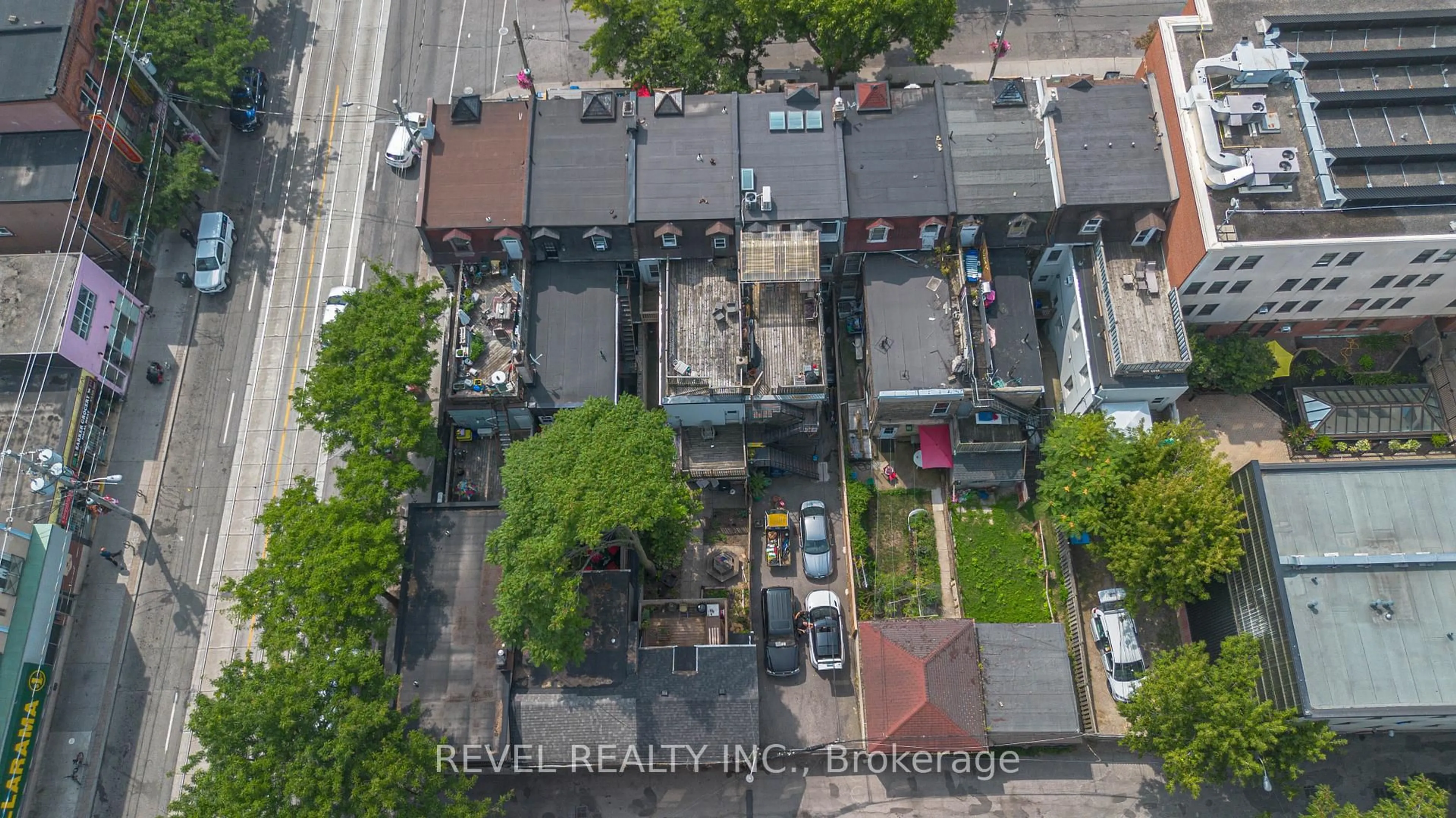 A pic from outside/outdoor area/front of a property/back of a property/a pic from drone, street for 290 Gerrard St, Toronto Ontario M5A 2G4