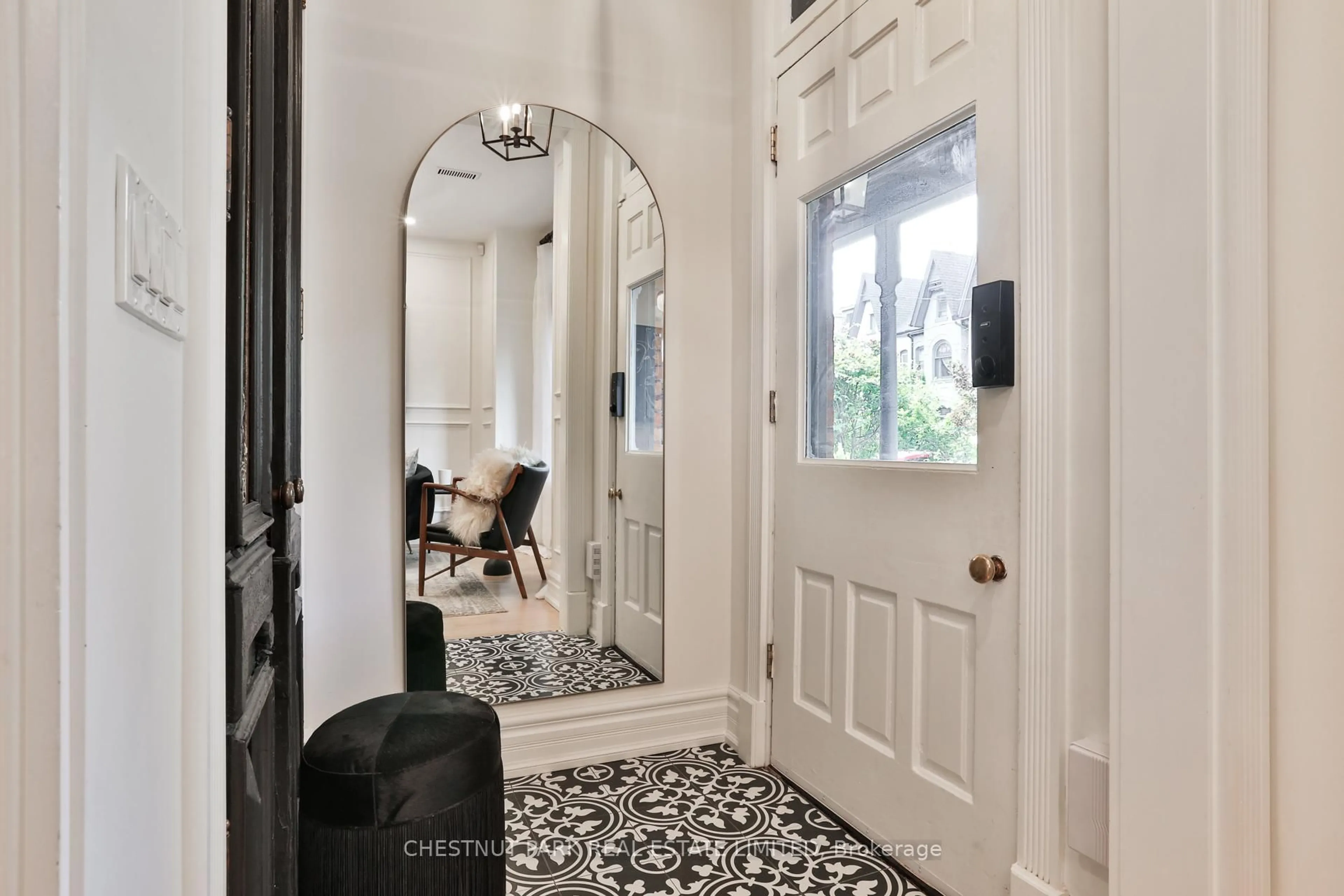 Indoor entryway for 175 Major St, Toronto Ontario M5S 2K9