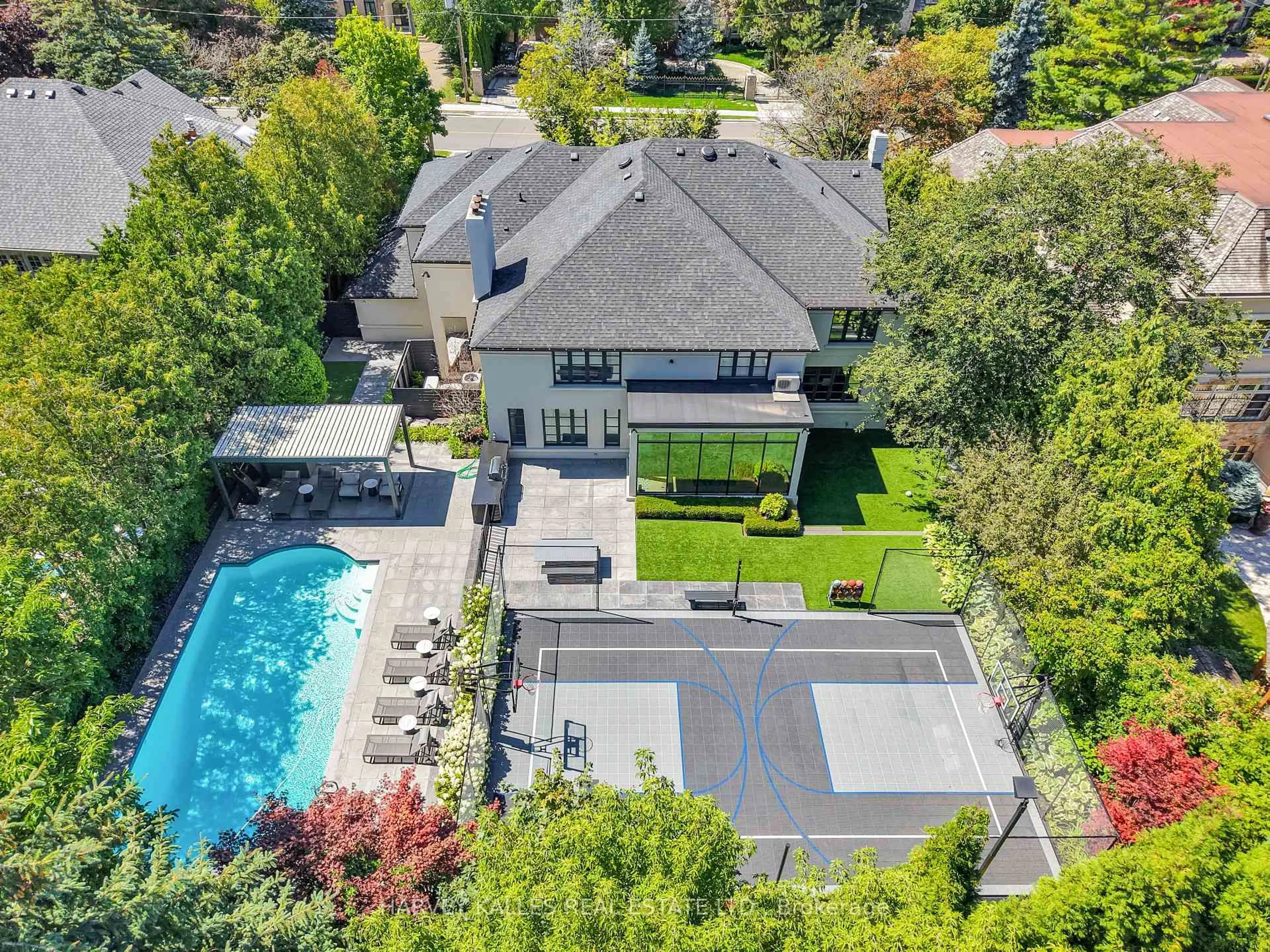 A pic from outside/outdoor area/front of a property/back of a property/a pic from drone, street for 67 Fifeshire Rd, Toronto Ontario M2L 2G9