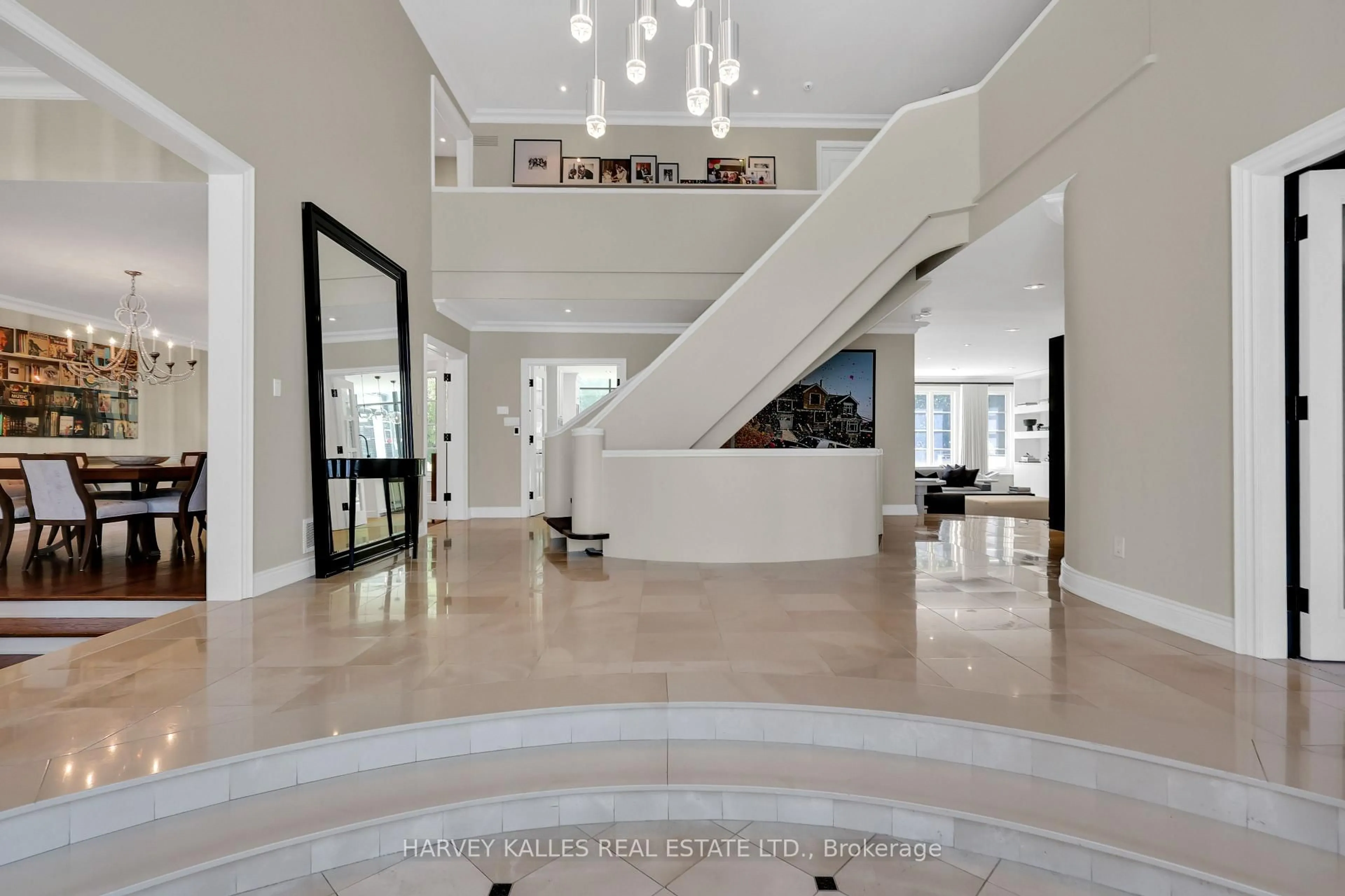 Indoor foyer for 67 Fifeshire Rd, Toronto Ontario M2L 2G9