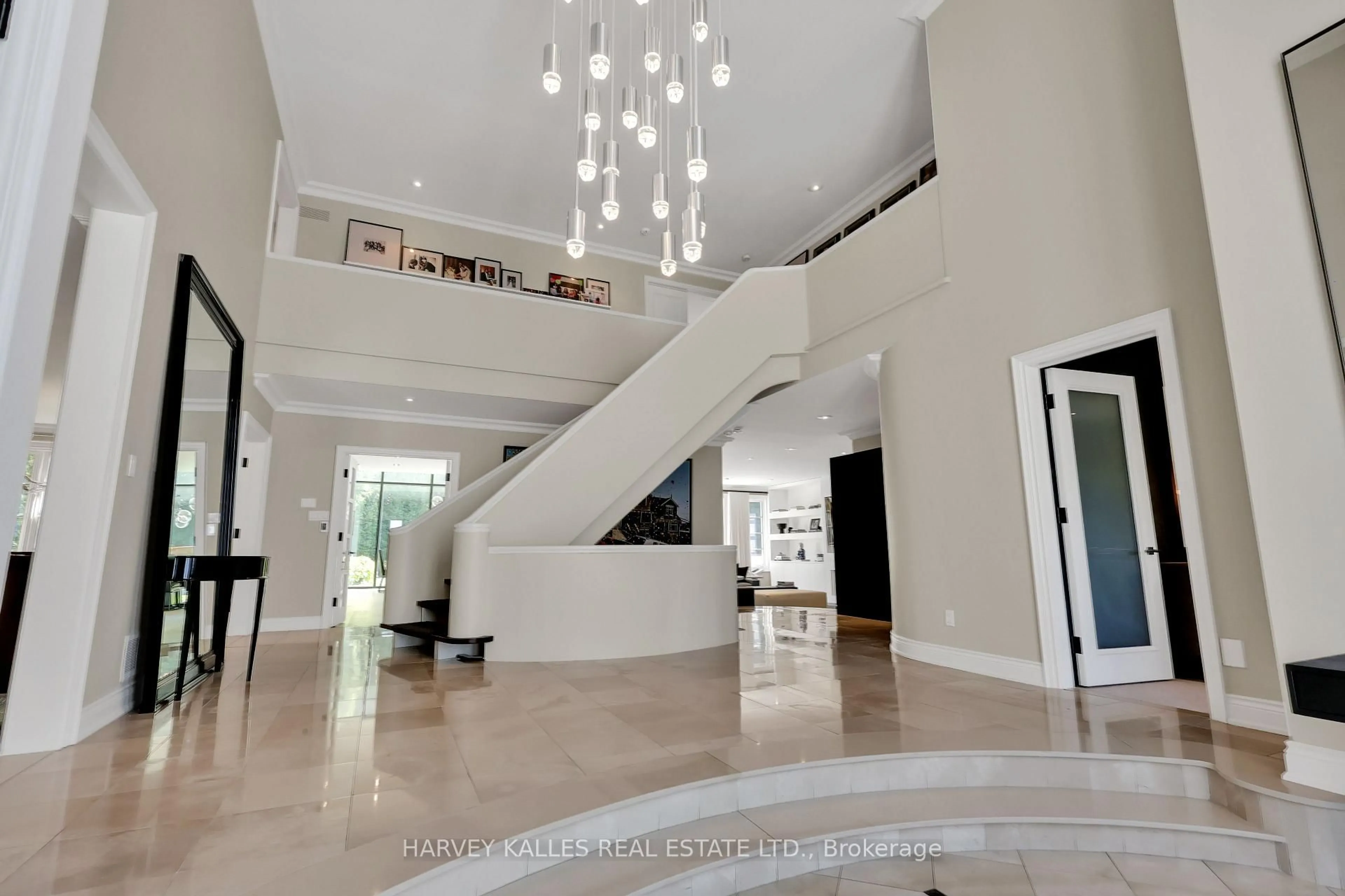 Indoor foyer for 67 Fifeshire Rd, Toronto Ontario M2L 2G9