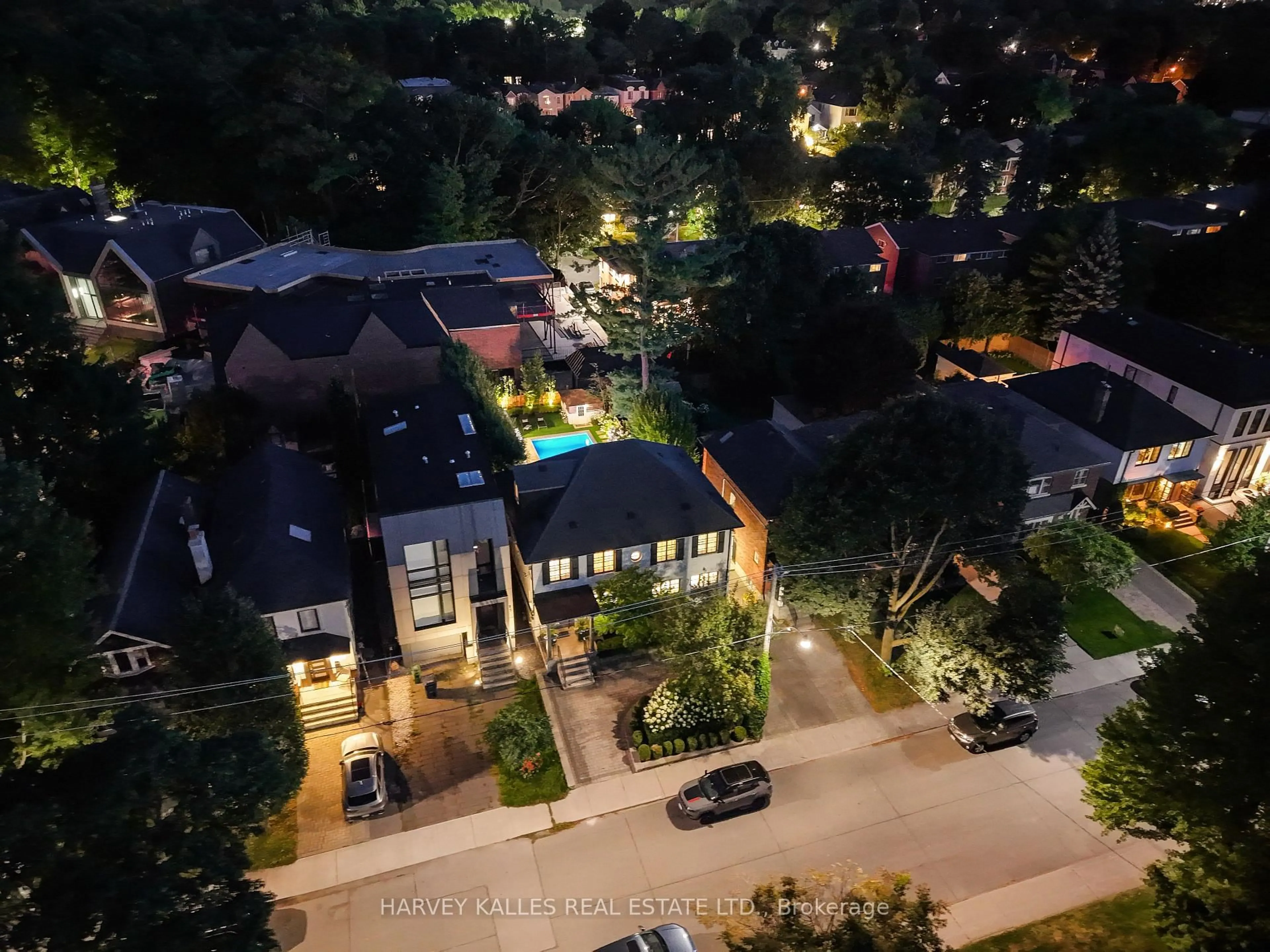 A pic from outside/outdoor area/front of a property/back of a property/a pic from drone, street for 281 Snowdon Ave, Toronto Ontario M4N 2B4
