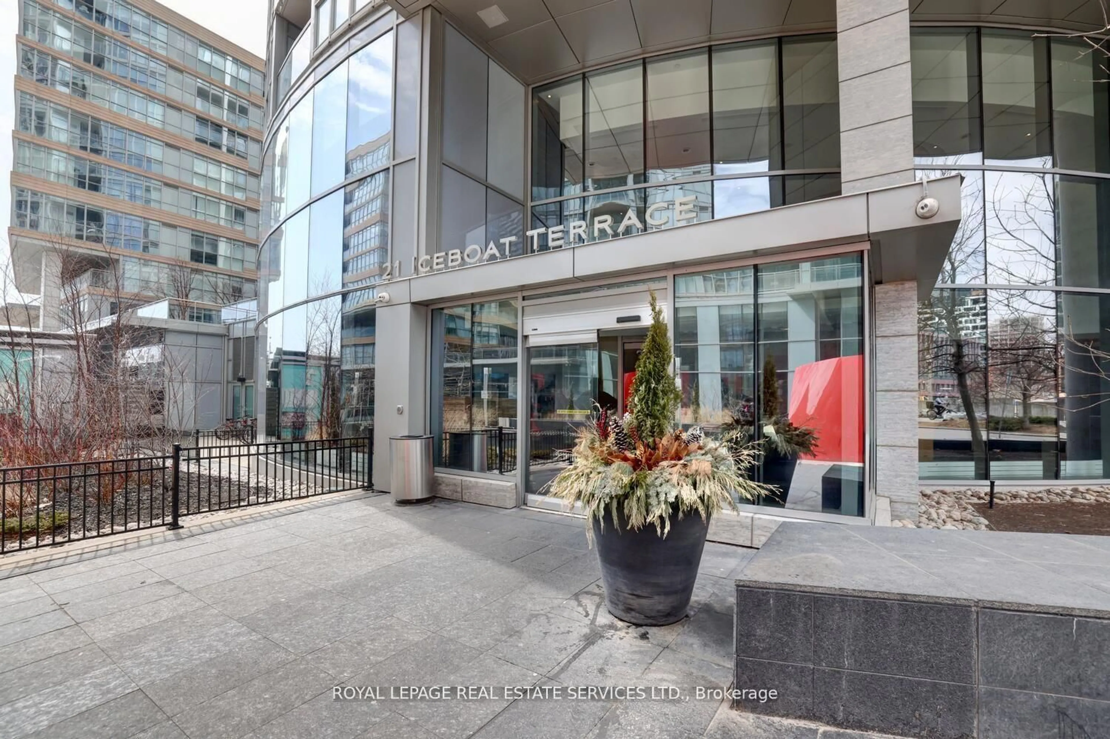 Indoor foyer for 21 Iceboat Terr #3902, Toronto Ontario M5V 4A9